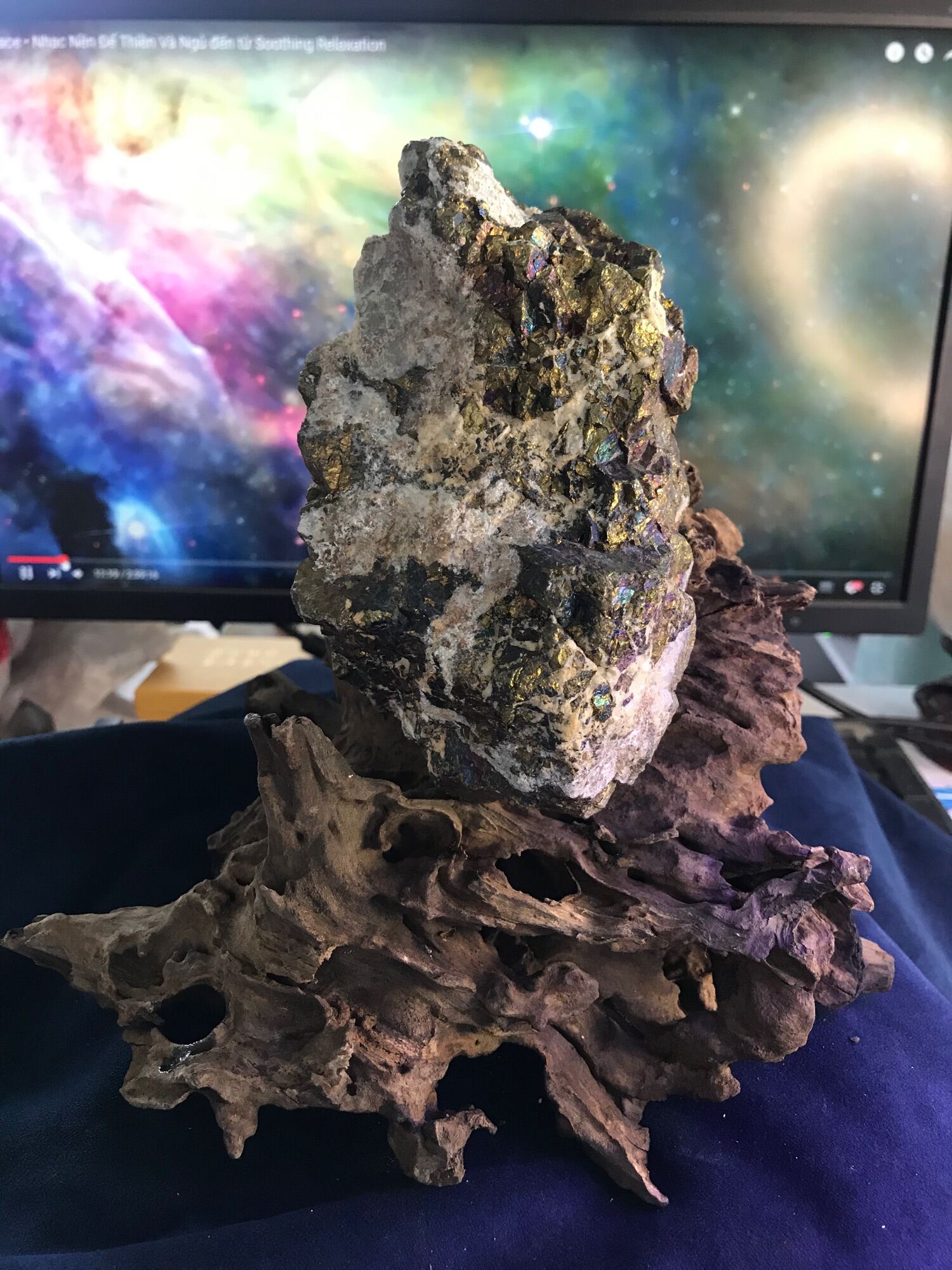 Đá vàng găm Pyrite ngũ sắc tự nhiên kèm đế gỗ độc đáo R36