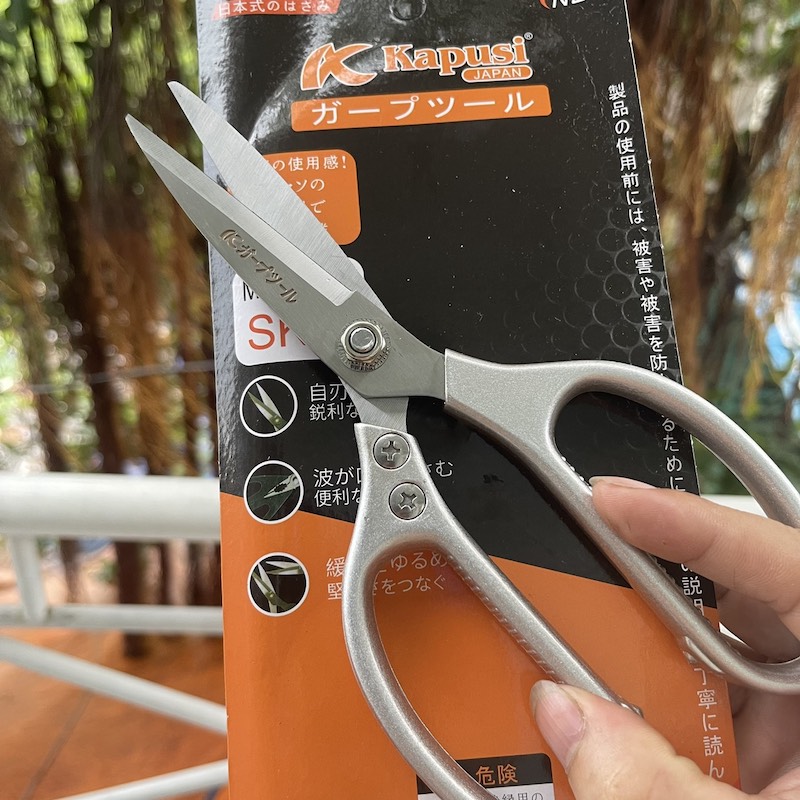 Kéo đa năng gia dụng nhà bếp,kéo inox đa năng SK5- Nhật Bản, kéo có lực mạnh để cắt đồ ăn chín, rau ,xương gà,cạo vảy cá,vv…