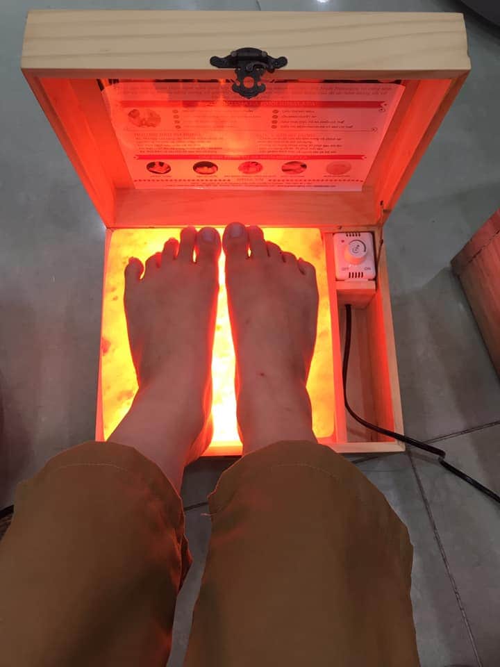 Hộp đèn đá muối himalya masage chân đá mặt cong dày 5cm hôp gỗ thông phần lan. tặng kèm bóng đèn dự phòng