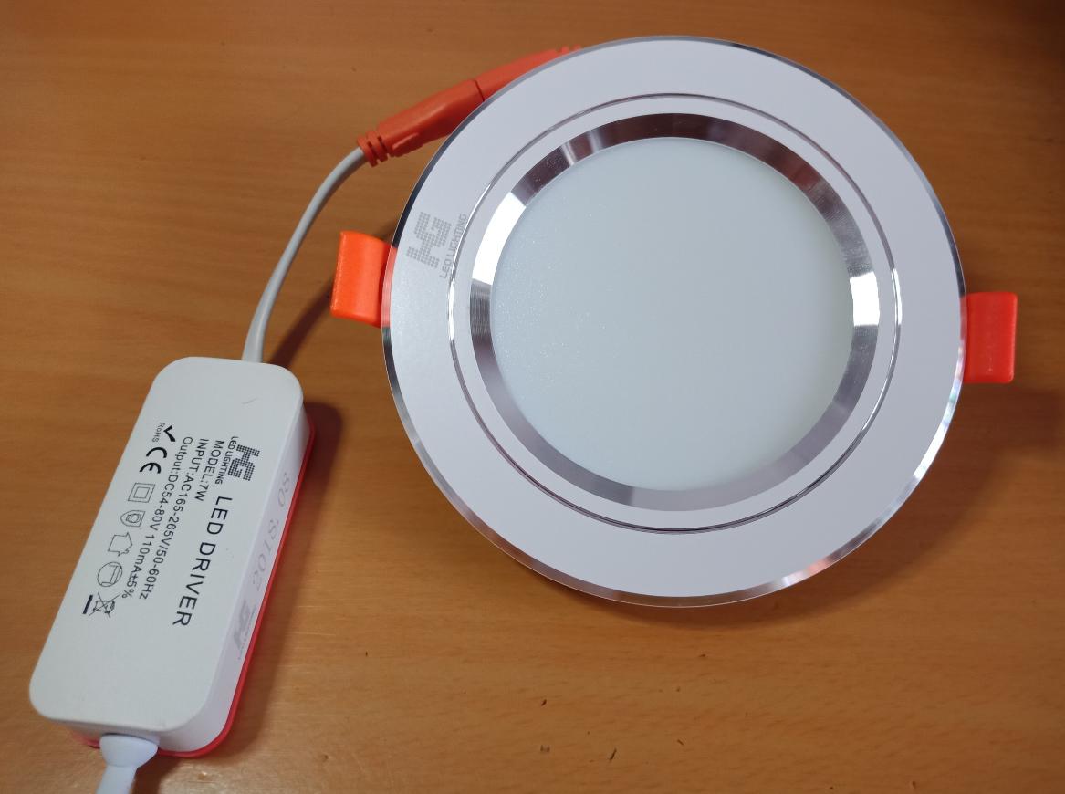 Đèn led âm trần viền bạc 7w 3 màu 3 chế độ