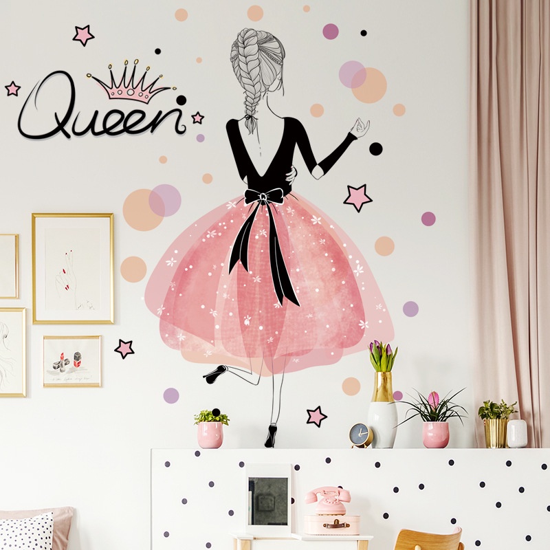 Decal dán tường cô gái quay lưng - tranh dán tường giấy dán tường hình cố gái váy hồng QUEEN siêu đẹp