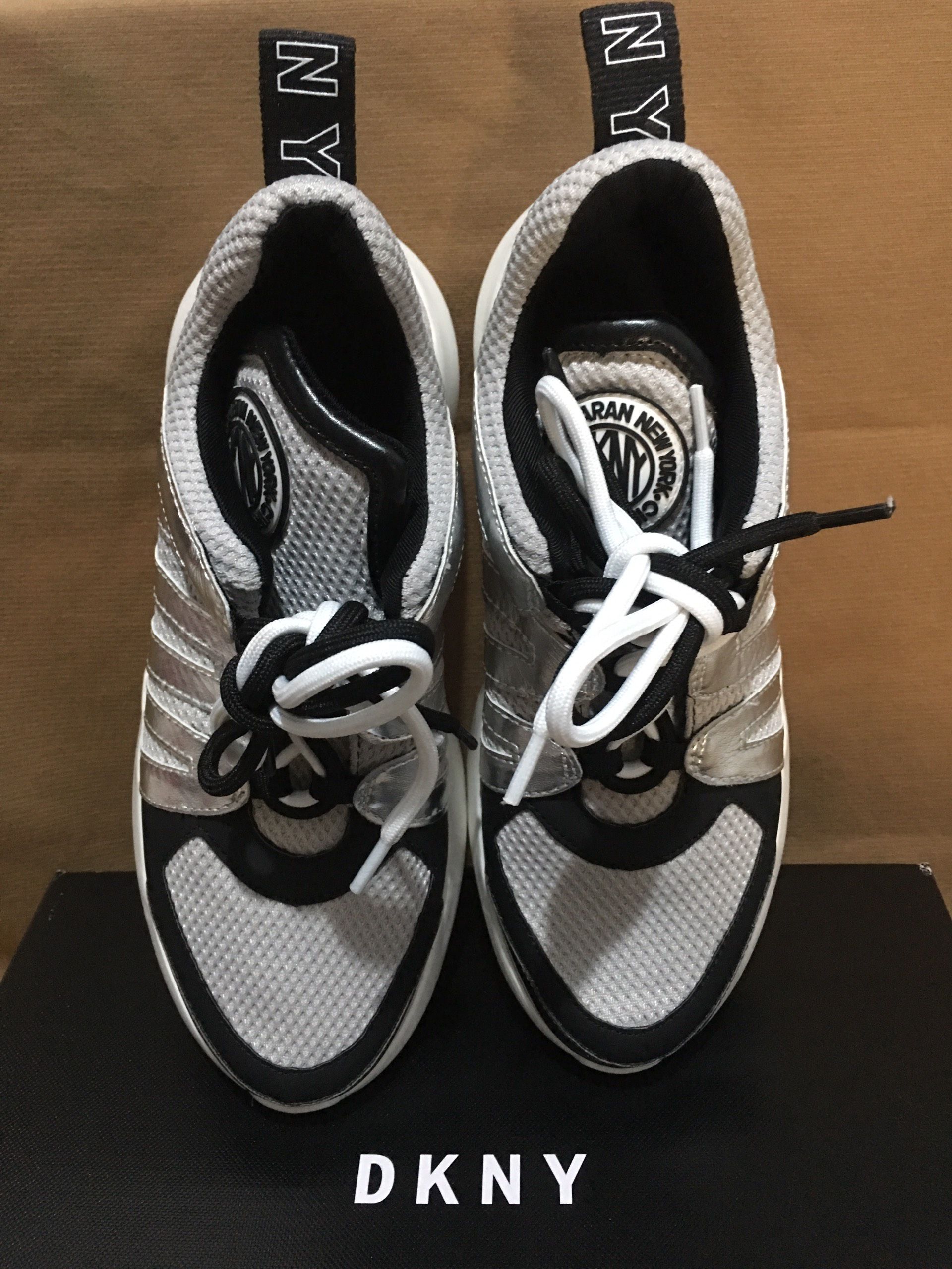 Giày sneaker vải nữ hiệu DKNY màu trắng bạc size (US) 7.5