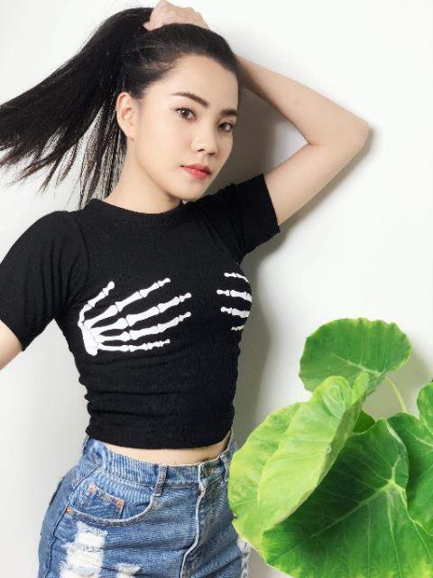 Áo Thun Croptop Nữ Bàn Tay Xương Ôm Ngực Cá Tính Otis EVA AO 30179S1