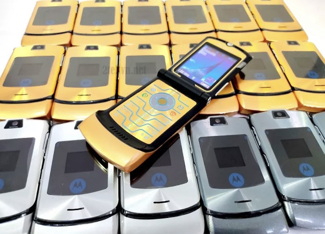 Điện thoại Motorola V3i vàng giá rẻ nắp gập tặng phụ kiện