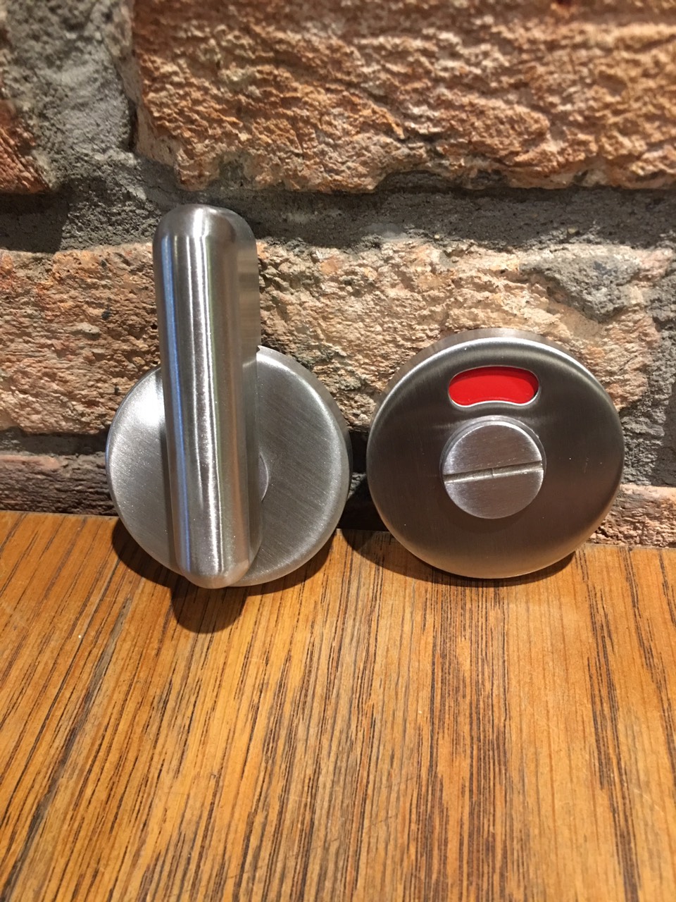 Chốt cài cửa WC xanh đỏ