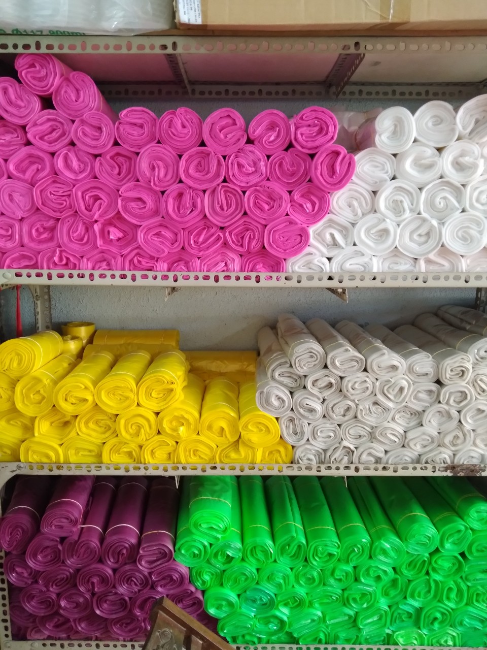 Bịch xốp nhiều màu 1kg ( chat để chọn màu ). Túi zin loại 1