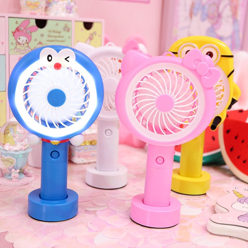 (SIÊU GIẢM GIÁ) Quạt mini cầm tay có đế NHIỀU MẪU HOẠT HÌNH có đèn led - CHẾ ĐỘ GIÓ CỰC MÁT