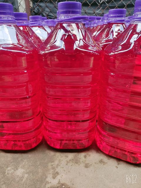 Nước tẩy gạch men đỏ can 5 lít màu đỏ