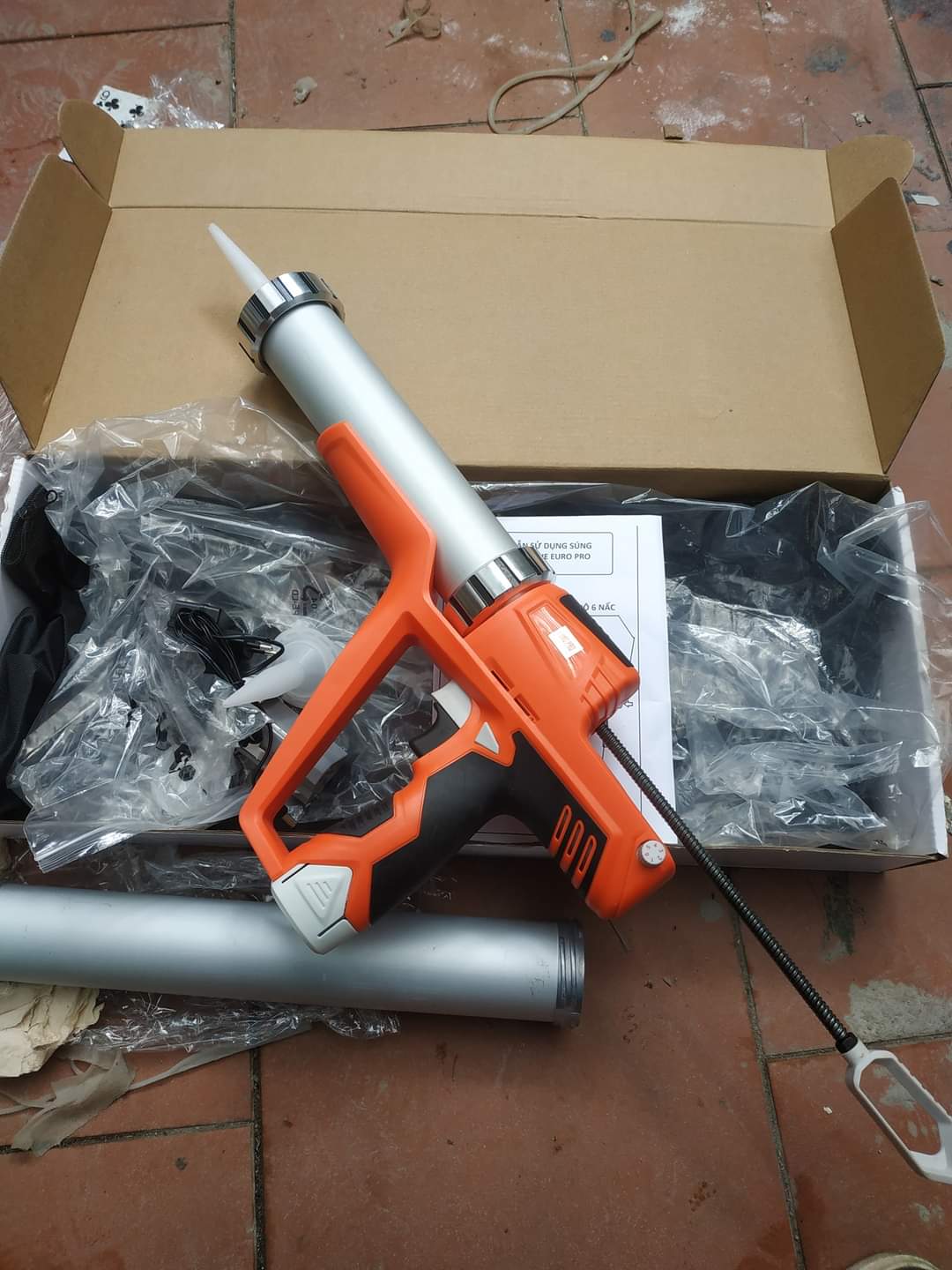 Súng Bắn Keo Pin Điện 12V bắn được keo tuýp 300ml và keo túi tối đa 600ml , bộ 2 pin