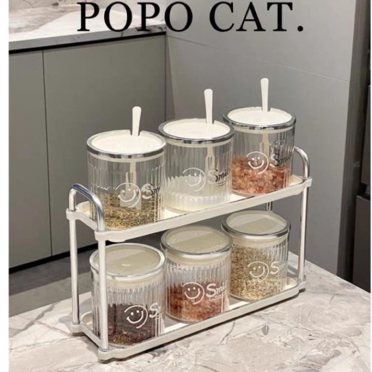 Kệ đựng gia vị 2 tầng kèm 6 hũ đựng gia vị có nắp, set 6 lọ đựng gia vị kèm thìa và giá để 2 tầng tiện lợi