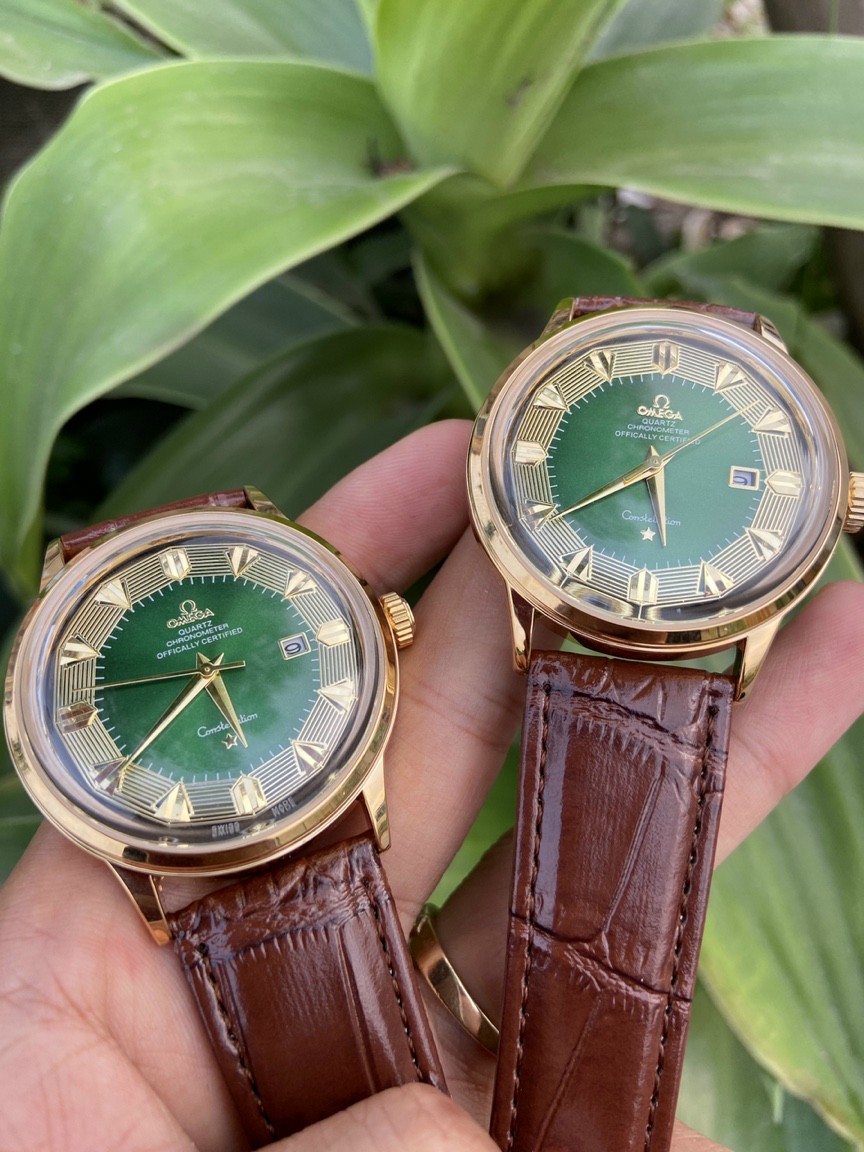 Đồng hồ OMEG bát quái dây nâu mặt xanh kim trôi