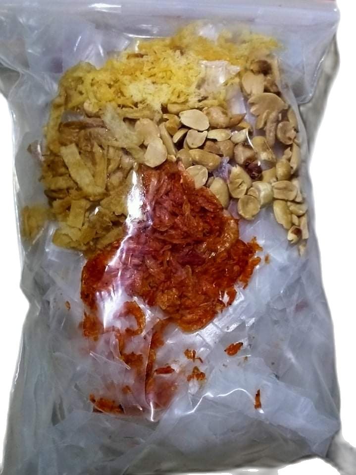 1 Bánh tráng trộn sa tế thập cẩm để riêng gia vị cho khách tránh hư hỏng