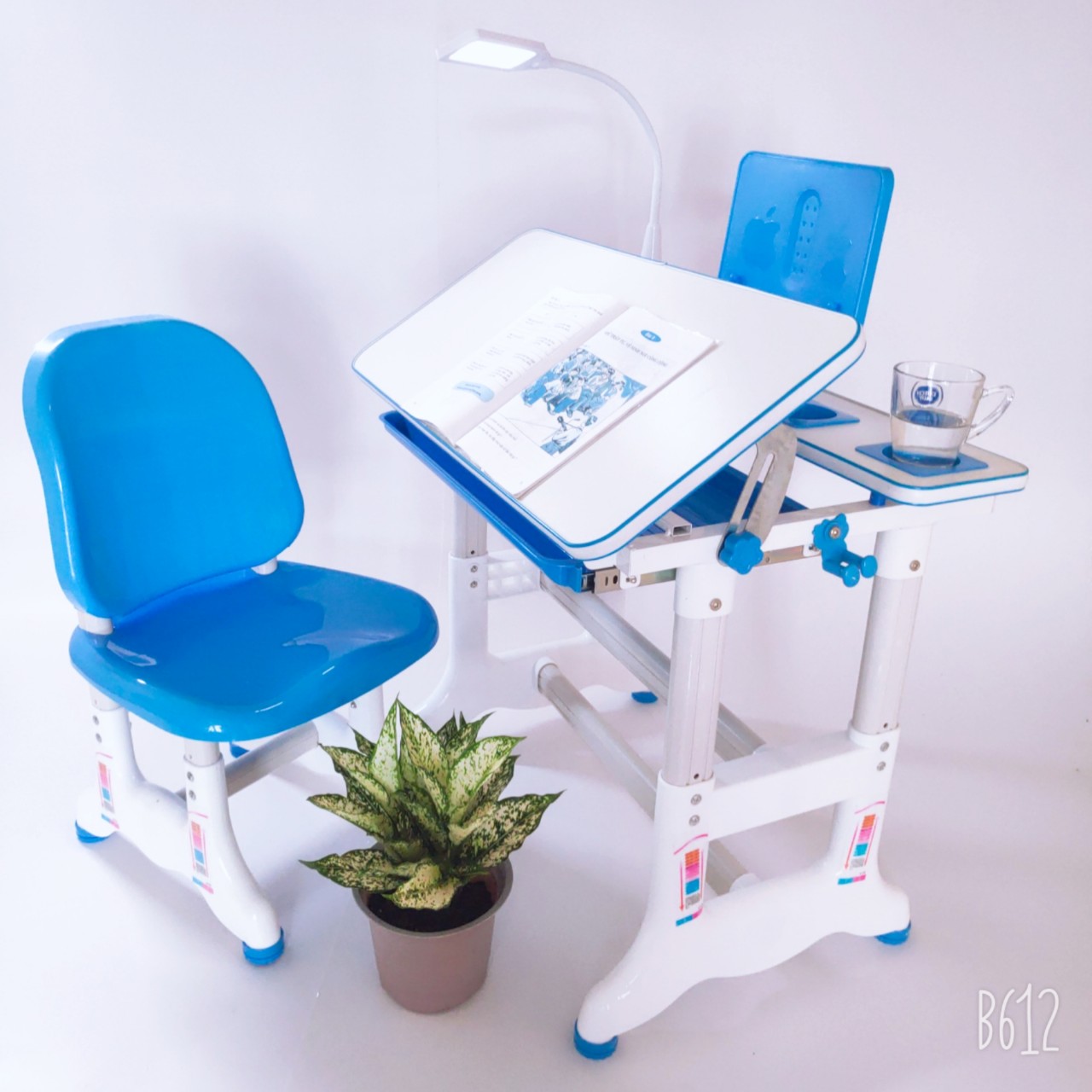 Bộ Bàn Học Thông Minh NQ822 Kích Thước 80cm x55cm. ( Tặng Thanh Đọc Sách- Đèn Led 3 chế độ. Tổng GT lên đến 399k ). Giao hàng và hỗ trợ lắp đặt khu vực HCM trong 24h