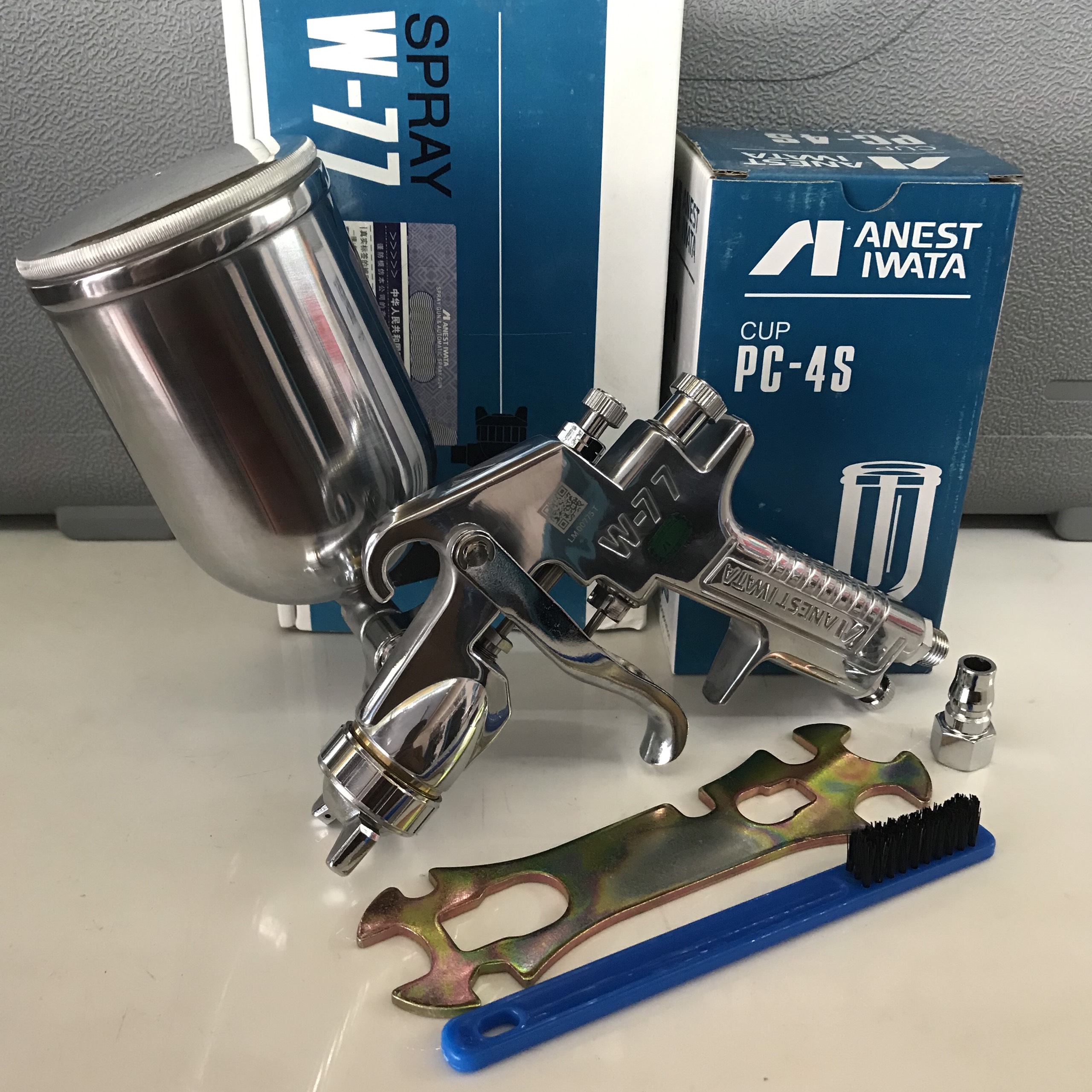 Thiết Bị Phun Sơn Hạt Lớn W77 Iwata Béc 3.0mm