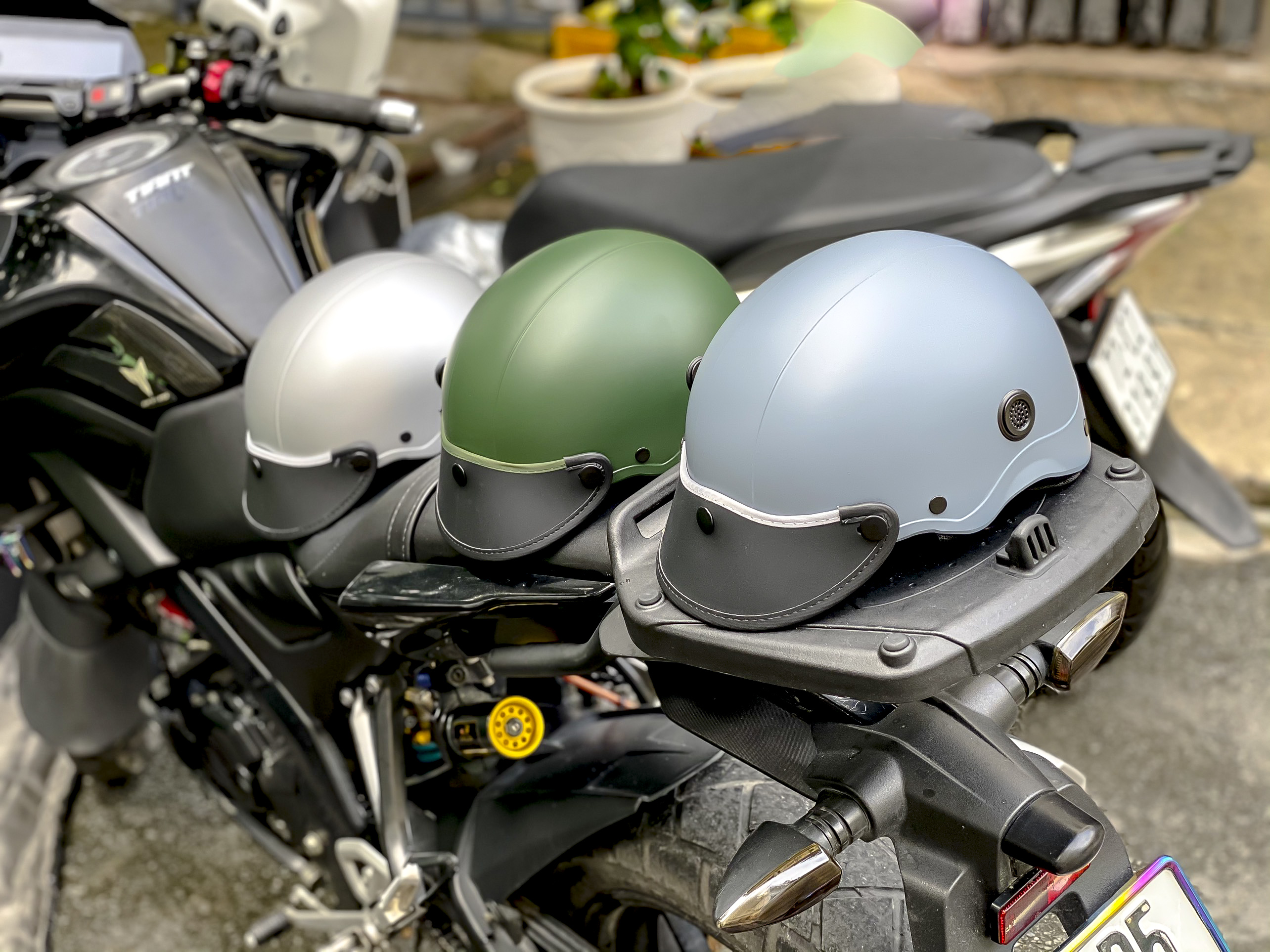 Mũ bảo hiểm nửa đầu sơn nhám Camry kèm lưỡi trai che nắng