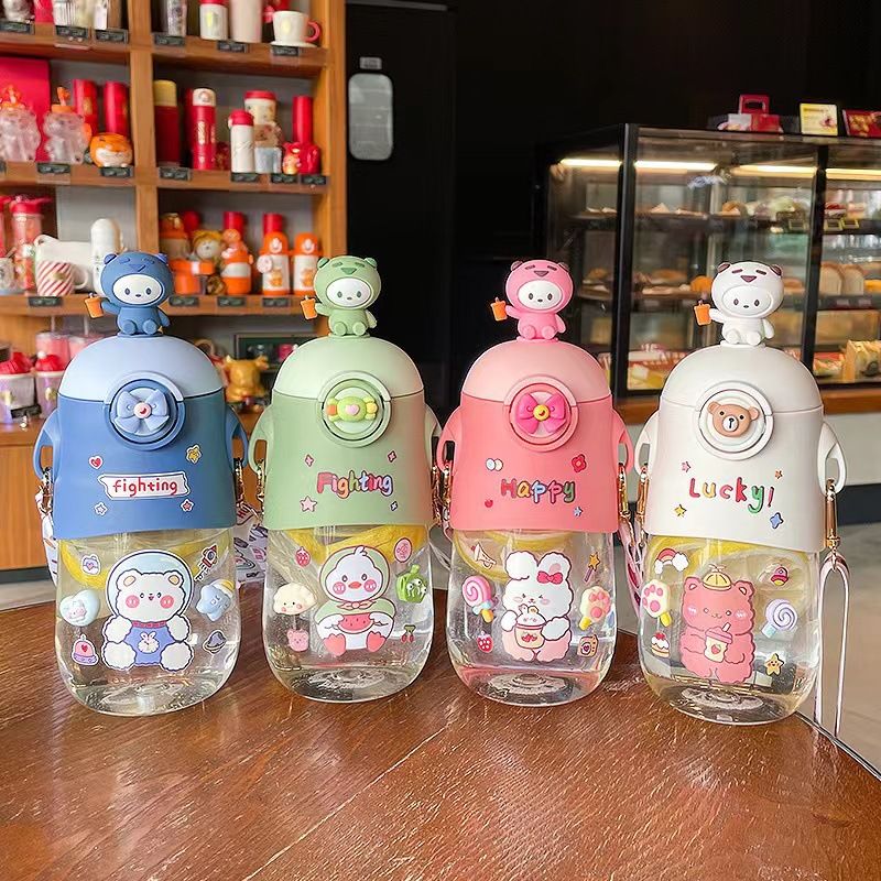 Bình nước ngộ nghĩnh 600ml có quai đeo