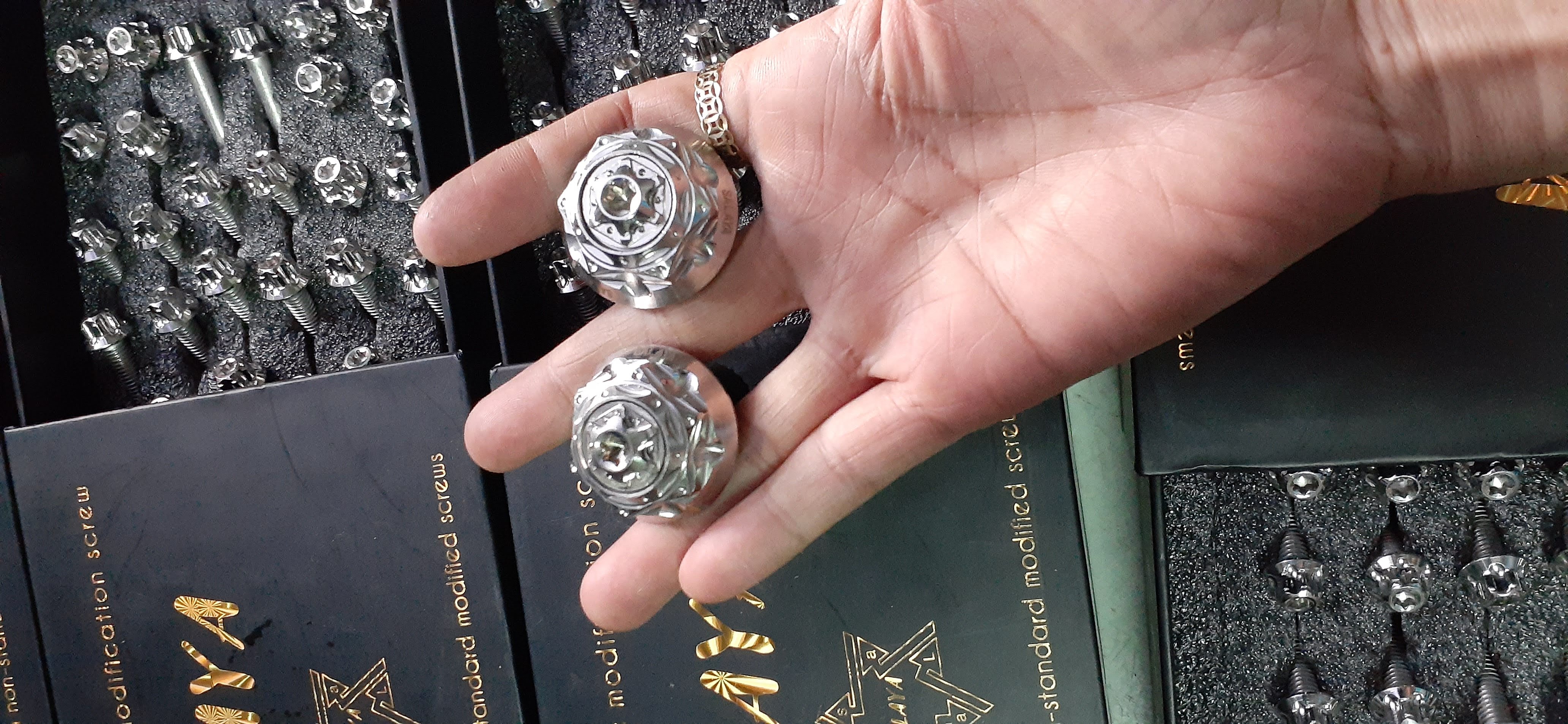 gù salaya tặng bao tay daytona