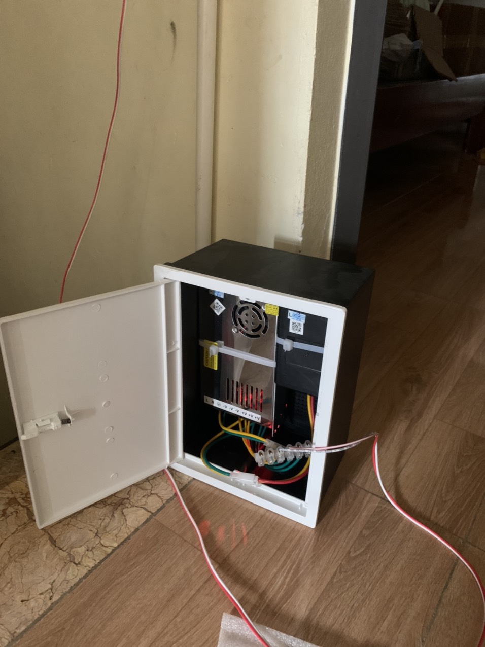 tủ UPS tích điện cho đầu thu camera tủ 4k