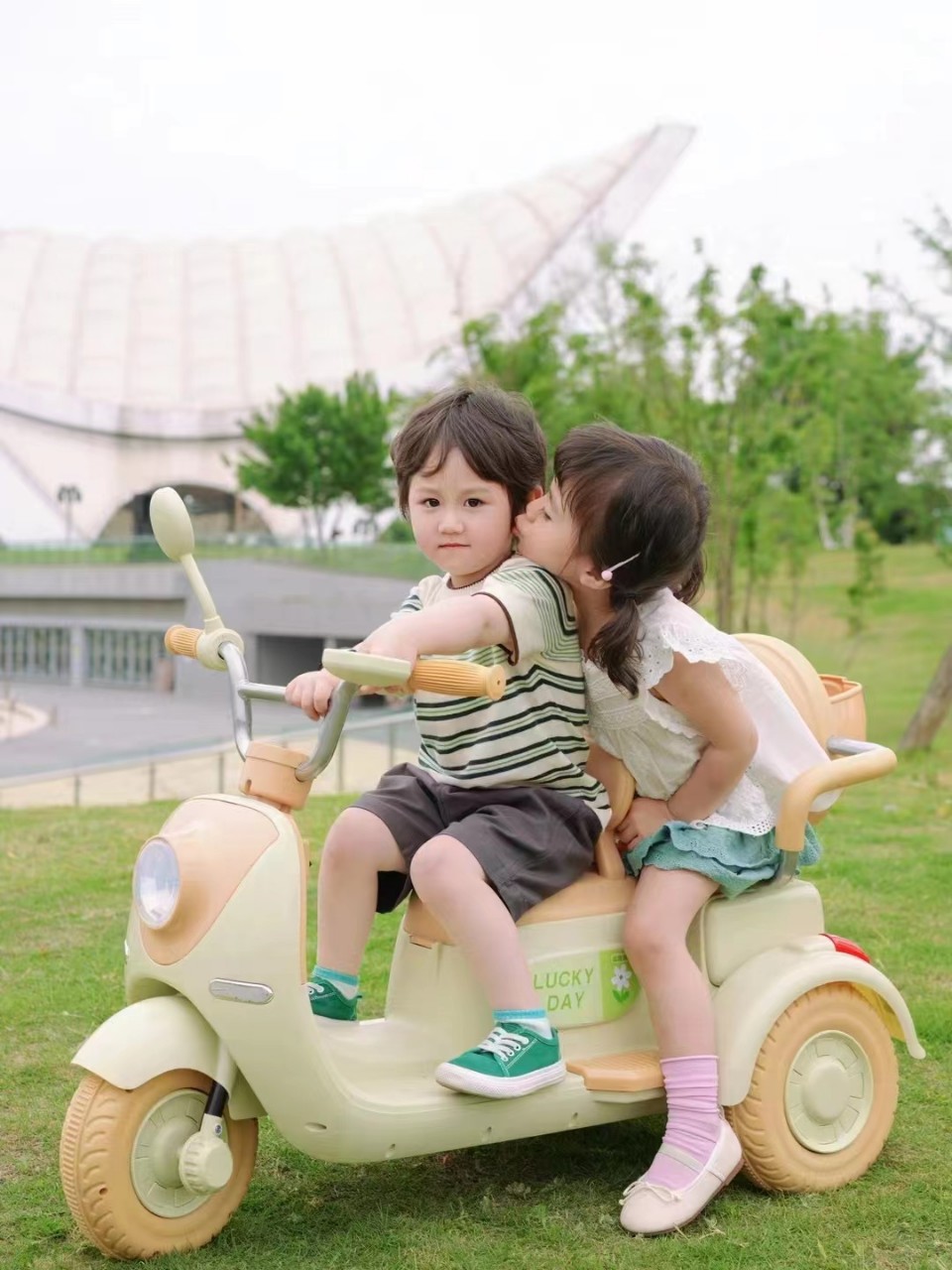 Xe máy điện VESPA Q618 cho bé 2-8 tuổi ( Động cơ 12V, Bình ắc quy 12V4.5AH) - xe máy điện trẻ em Q518/ Vepa đôi - Xe điện trẻ em có điều khiển từ xa XW và ko điều khiển