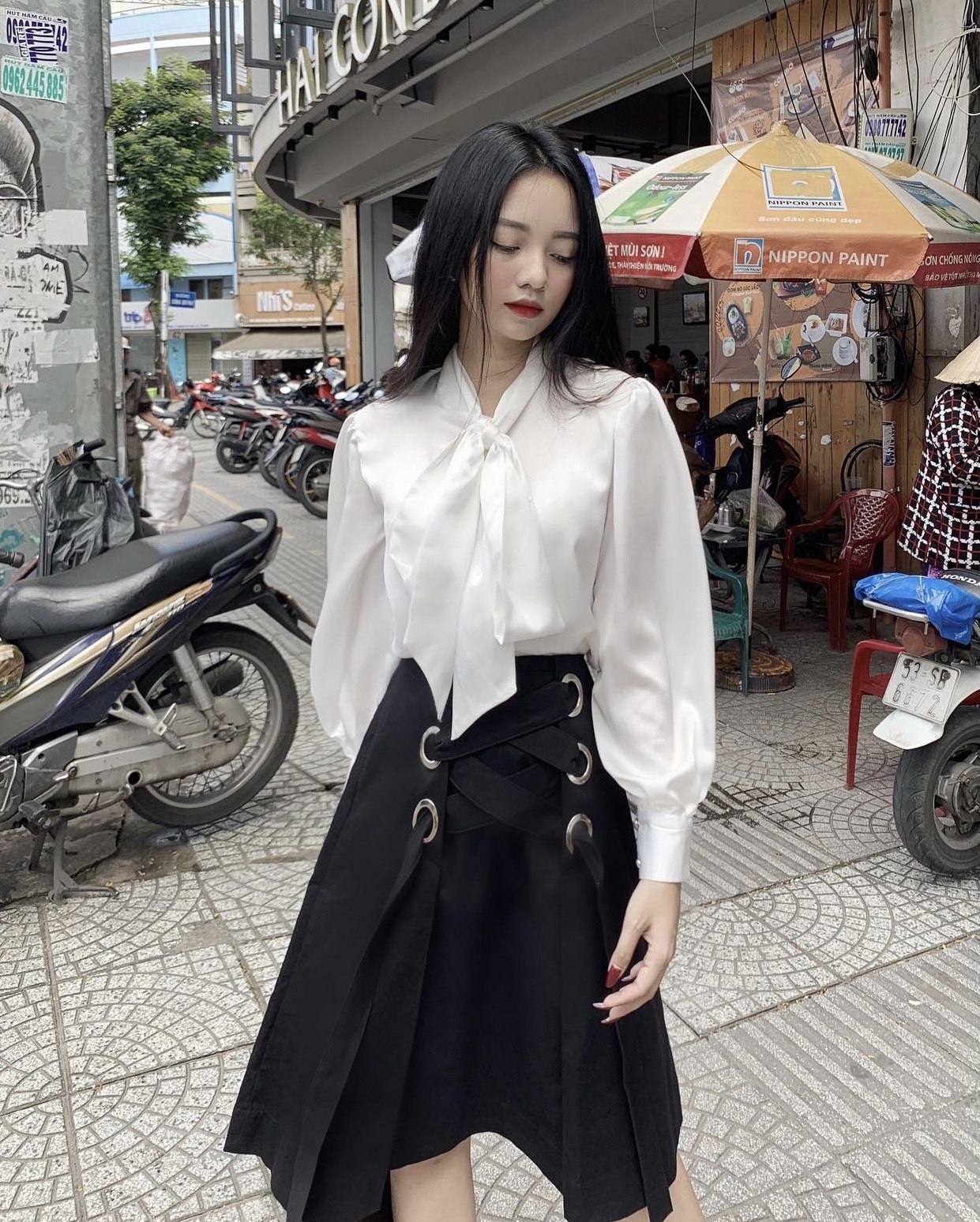 Set áo nữ trắng kèm chân váy đen phối đan dây cực sanh chảnh