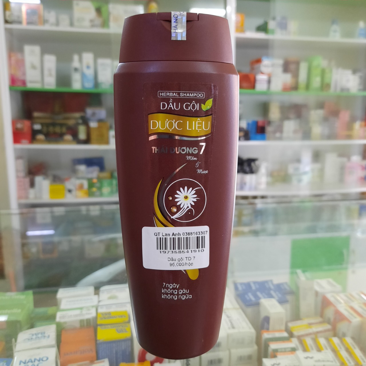 Giúp loại bỏ gàu, giảm ngứa, làm sạch tóc và da đầu trong 7 ngày tiếp theo, đồng thời dưỡng tóc suôn mềm, óng ả DẦU GỘI DƯỢC LIỆU THÁI DƯƠNG 7 với chiết xuất Bồ kết, Tảo, Cỏ mần trầu, Hương nhu - Chai 200mL
