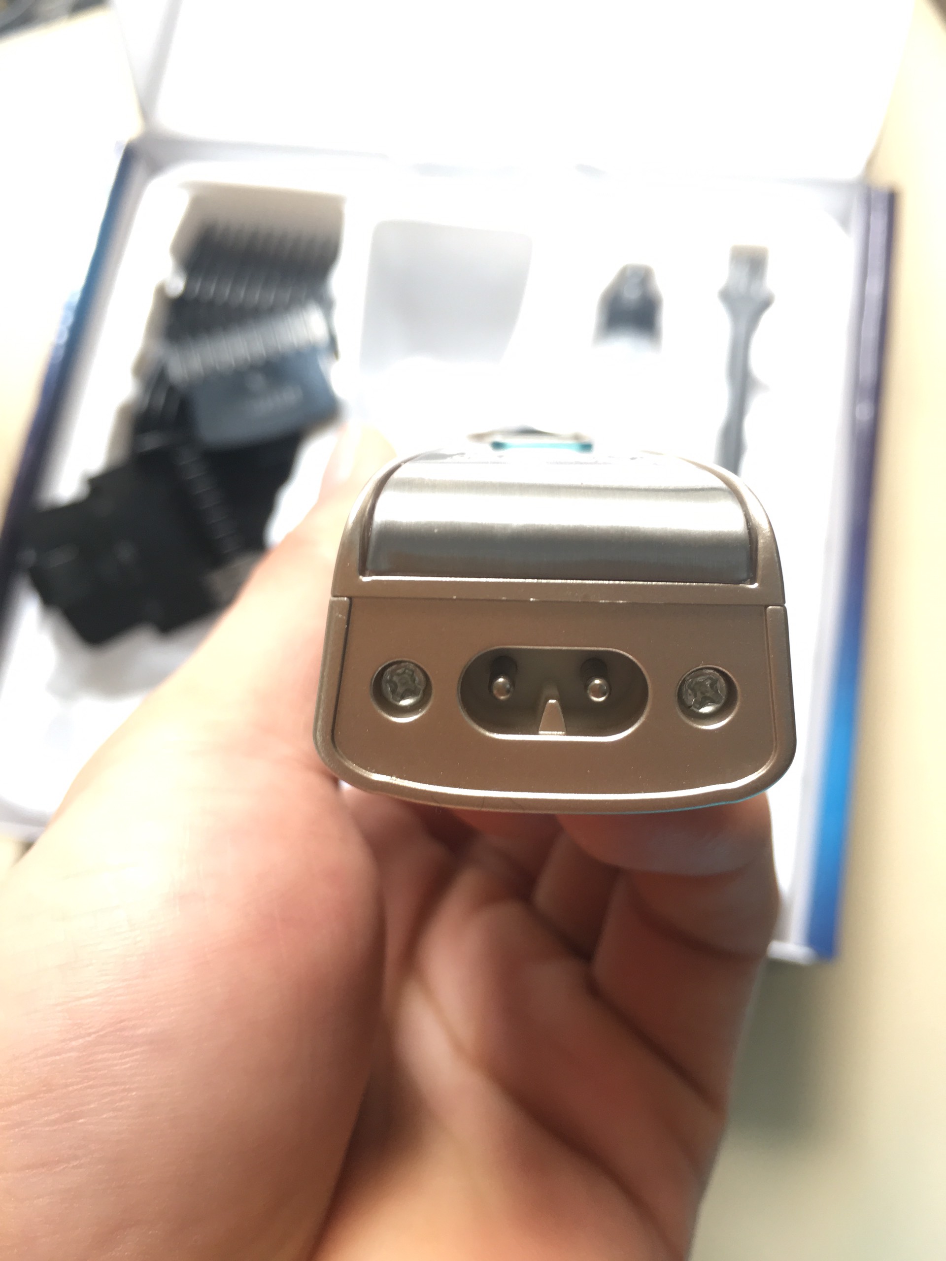 Tông Đơ Hớt Tóc KEMEI 5017 Công Suất 5W Máy ÊM TẶNG Áo Choàng Cắt Tóc + Lược - Máy Cắt Tóc Chấn Viền Cho BABER