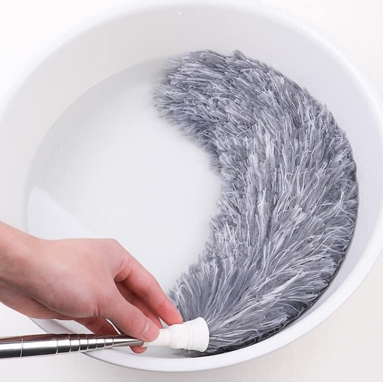 Chổi phất trần tay cầm inox có thể kéo dài đến 2.8m hoặc rút gọn còn 80cm, chịu lực tốt với bông lau tích điện có thể xoay 360 độ luồn lách mọi nơi cho gia đình luôn sạch sẽ gọn gàng