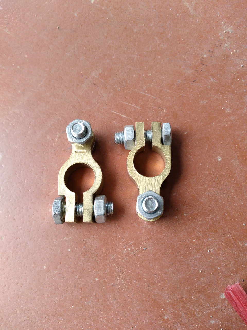 2 đầu bọp ắc quy 1 âm 1 dương ( cỡ nhỏ )