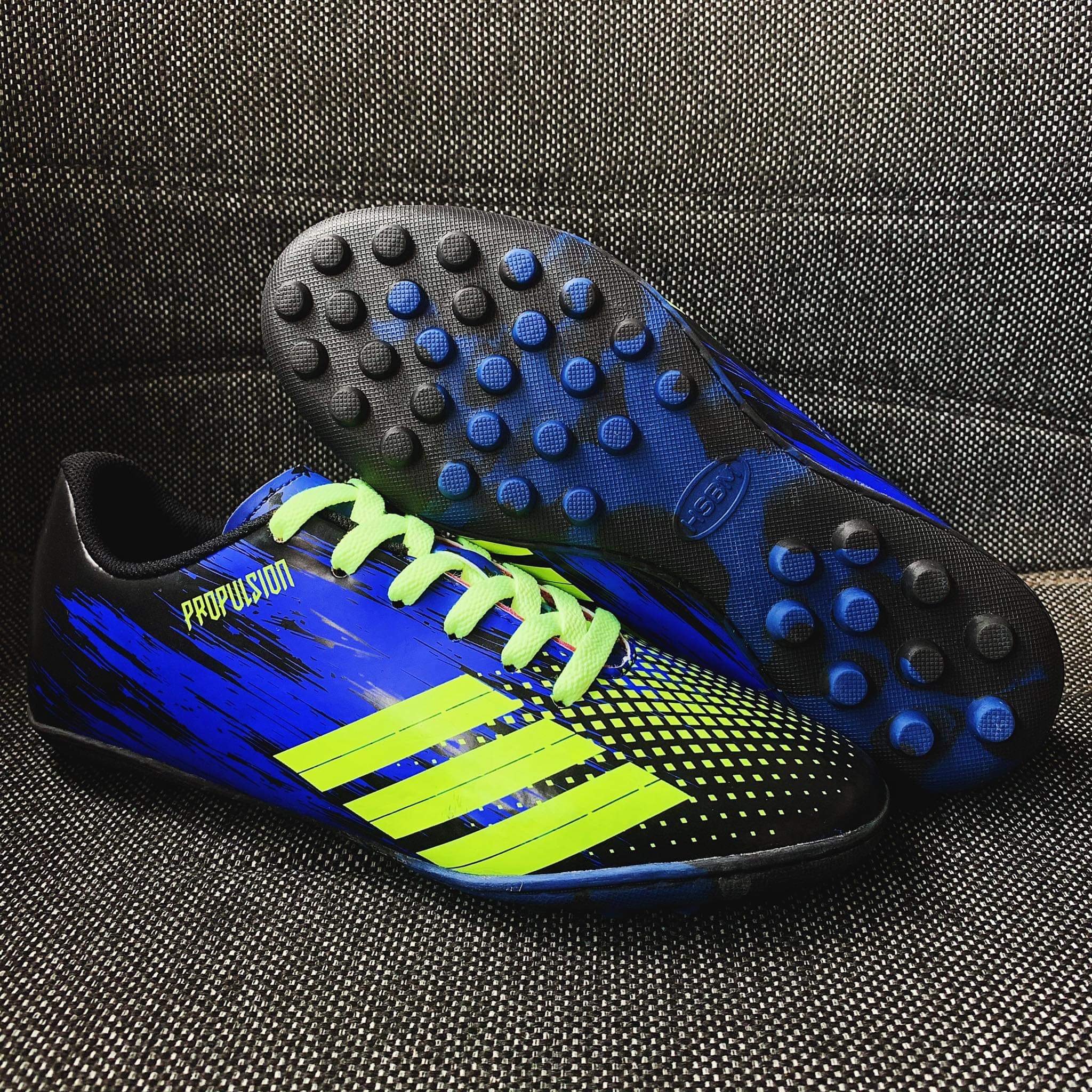 Giày Đá Bóng cỏ Tự Nhiên và sân đất khâu full đế màu xanh sọc vàng