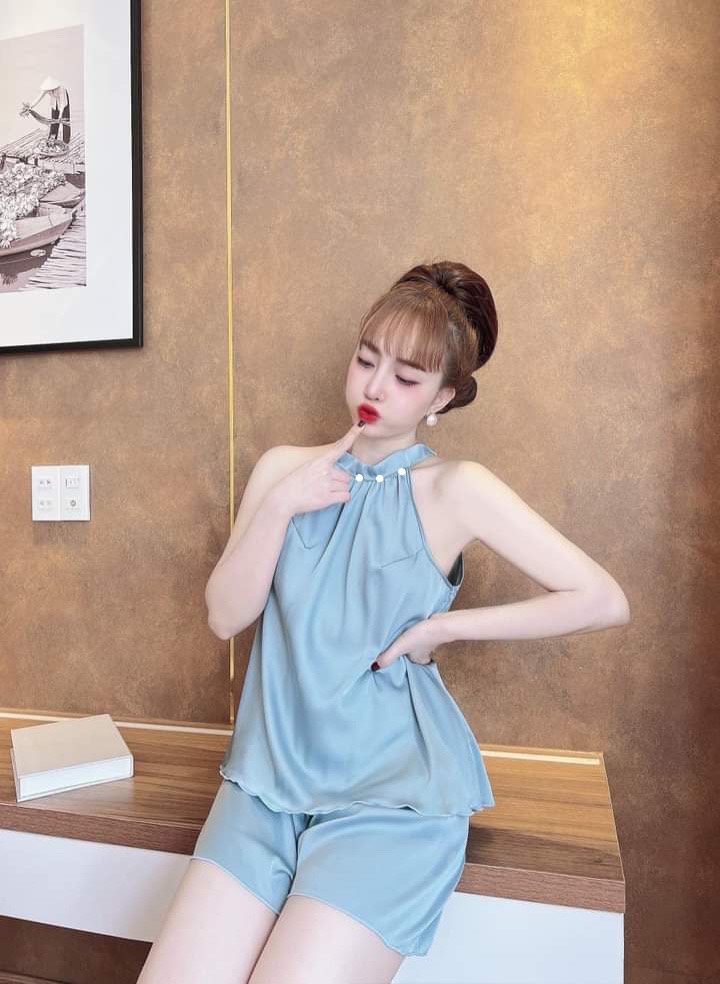 Bộ đồ ngủ satin đùi áo cổ yếm phối nút xinh