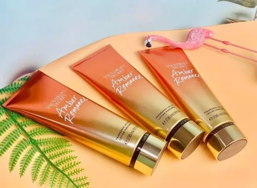(HOT ITEM)Kem Dưỡng Thể Nước Hoa Victoria’s .Secret - Cung Cấp Vitamin E, Vitamin C Và Dưỡng Chất Chiết Xuất Từ Lô Hội, Yến Mạch, Nho =Dưỡng Da Hiệu Quả Giúp Làn Da Đẹp, Mềm Mịn, tràn đầy sức sống.