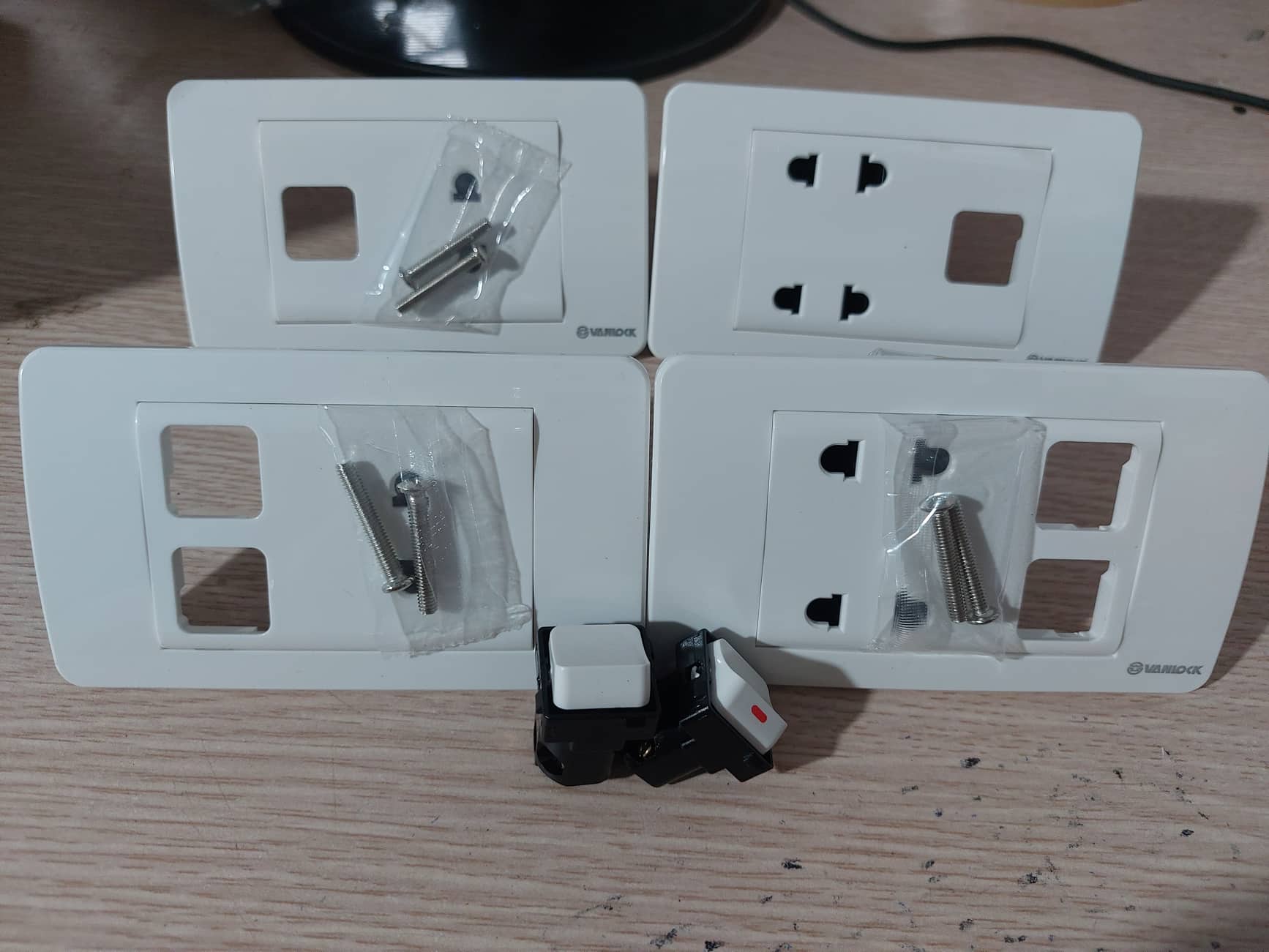 Mặt công tắc kèm ổ cắm sino vanlock s18