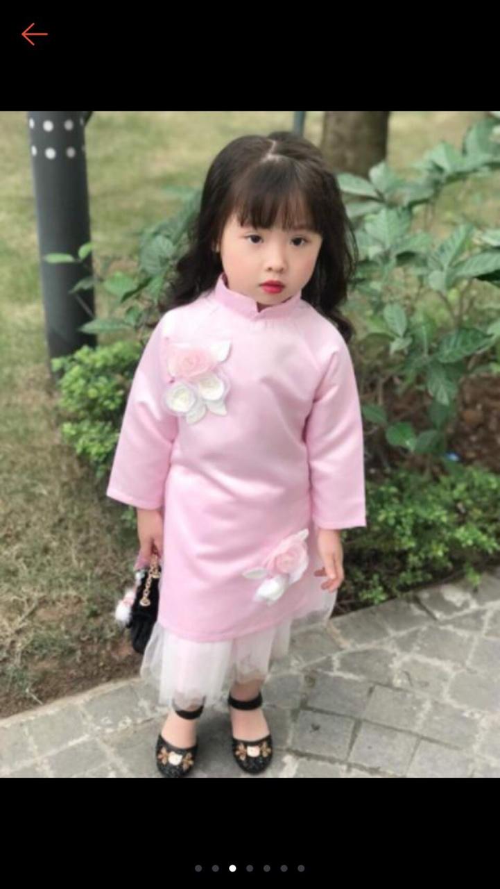 Áo dài cách tân đính hoa cho bé gái