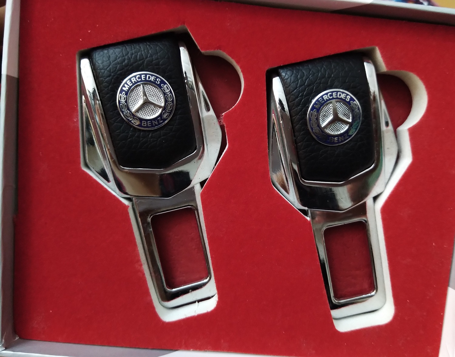 Chốt an toàn oto logo merc