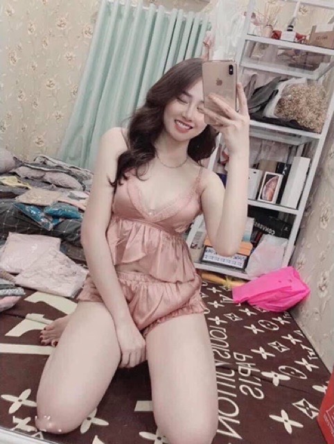 Bộ ngủ lụa 2 dây quần đùi xẻ ngực sexy hàng Quảng Châu cao cấp