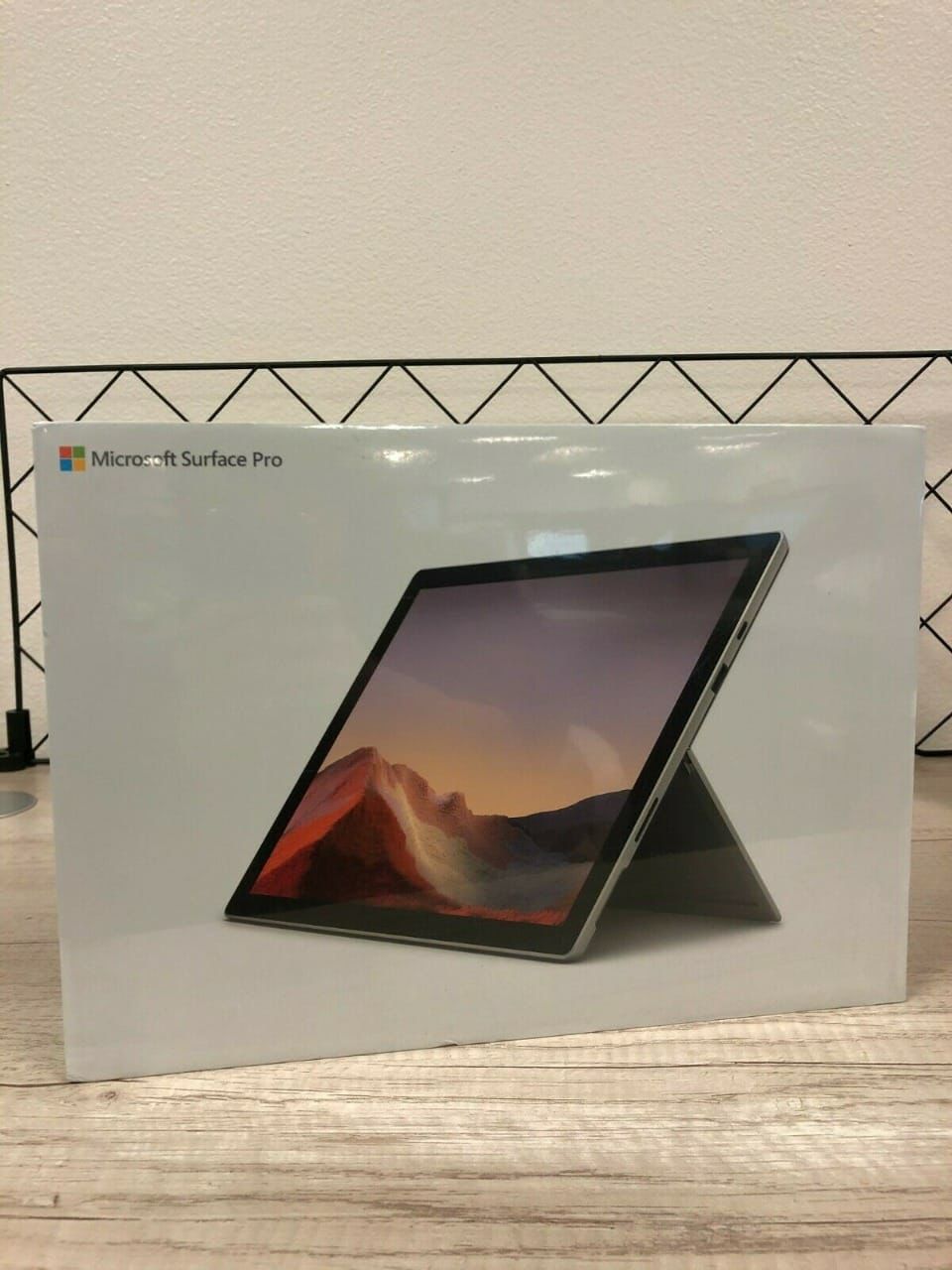 Brand new microsoft surface pro 7 12.3" touch screen- intel i7-1065g7 16gb ram 256gb ssd