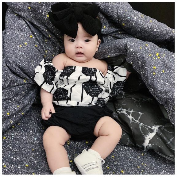 Set áo hoa trễ vai kèm quần cho bé