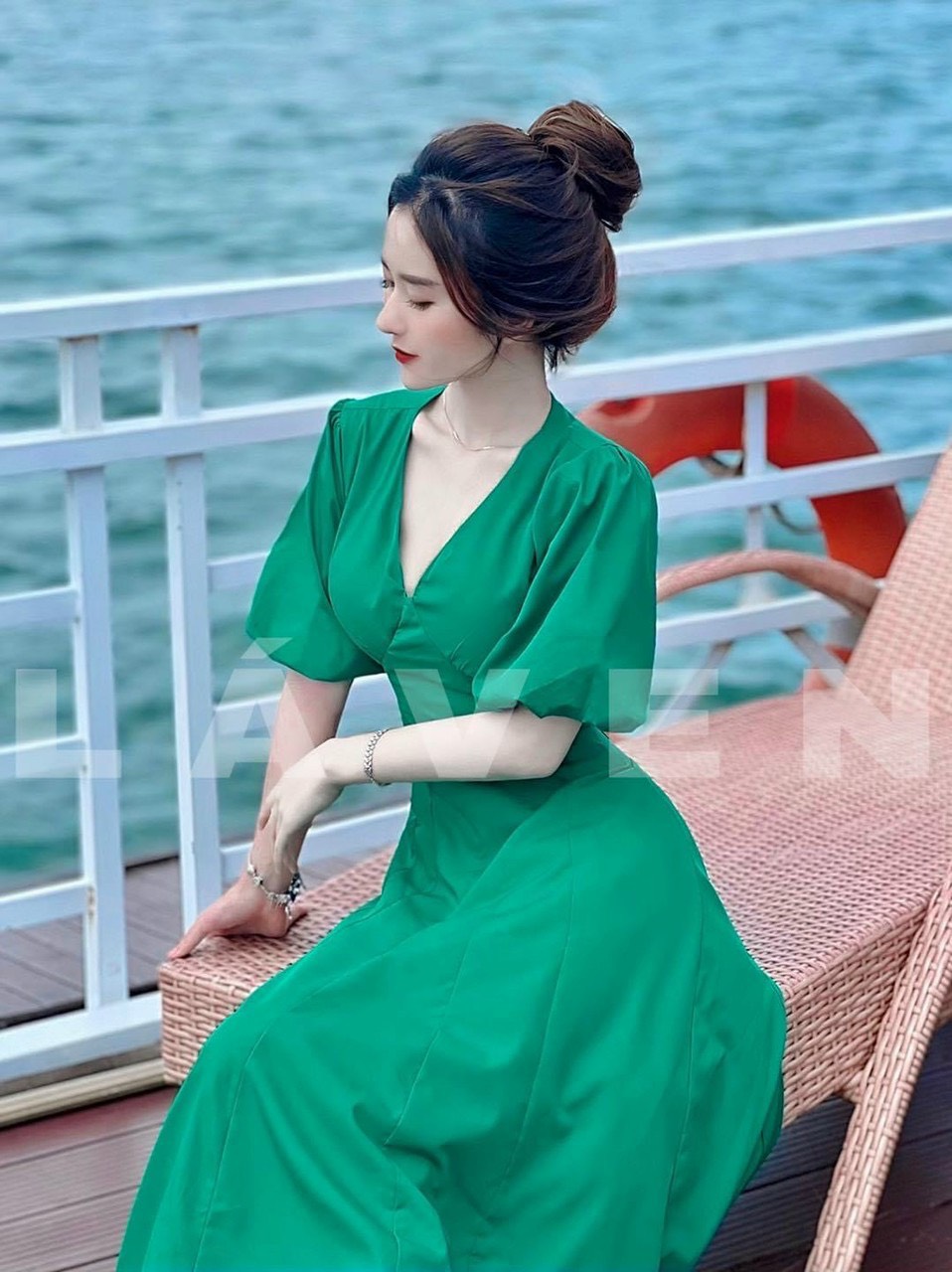 Ai cũng muốn kết thân với trang phục màu xanh lá khi hè về