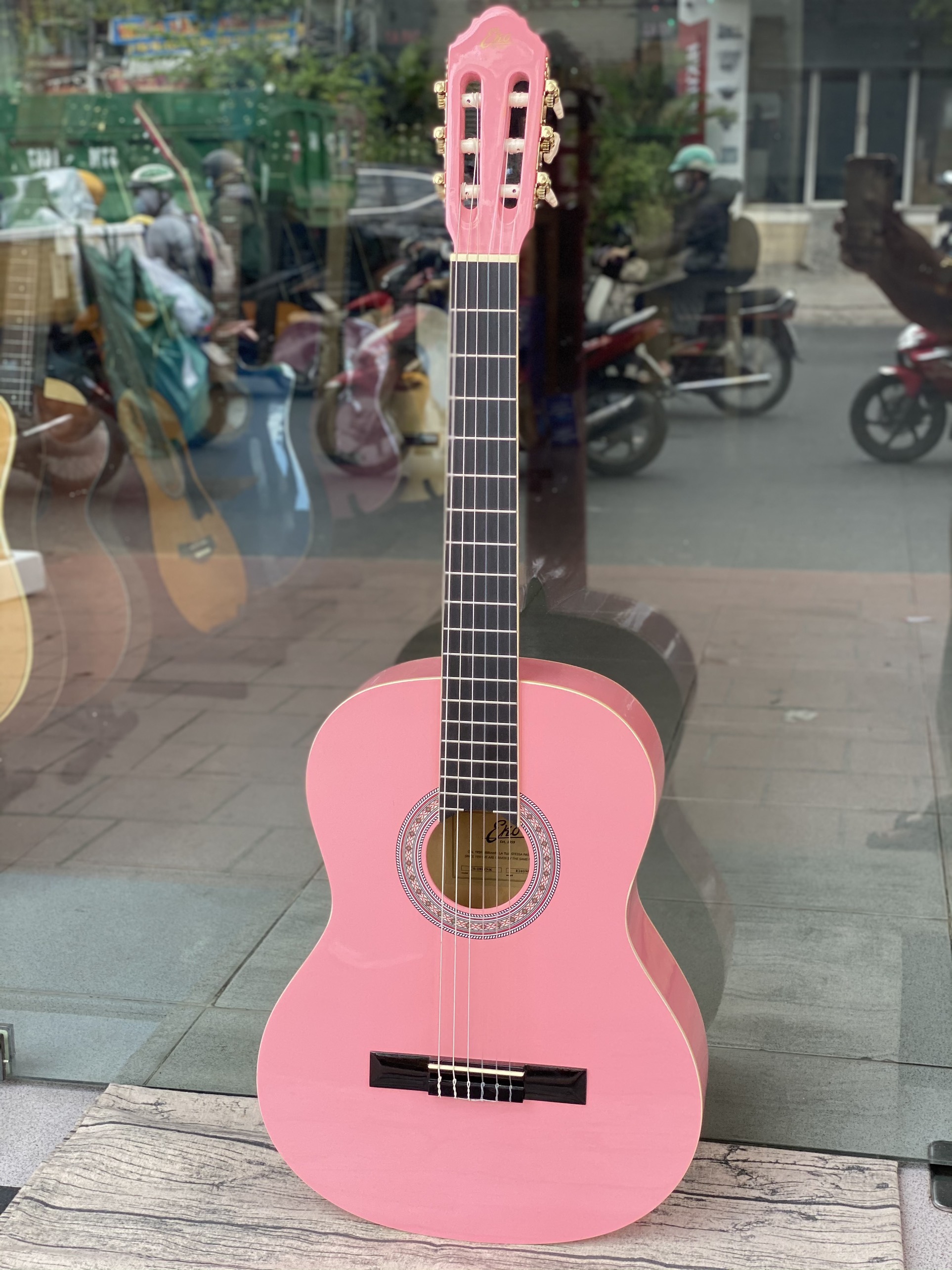 Guitar classic EKO CS10 màu hồng phấn xinh xắn