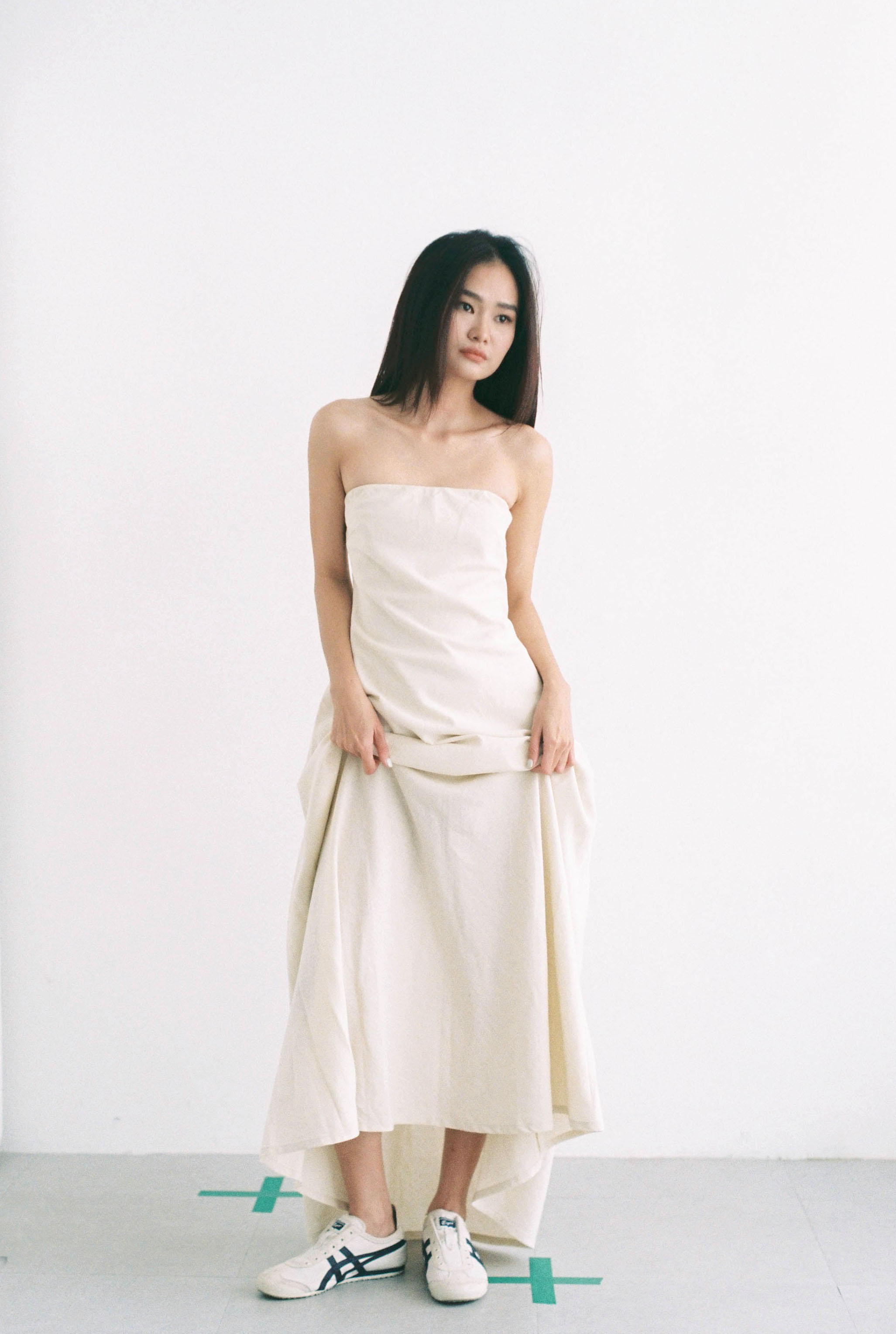 OLALASTUDIO Đầm quây maxi linen màu trắng kem Rapuzel Maxi Dress
