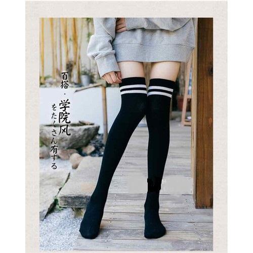 Tất len dài qua gối đen sọc trắng
