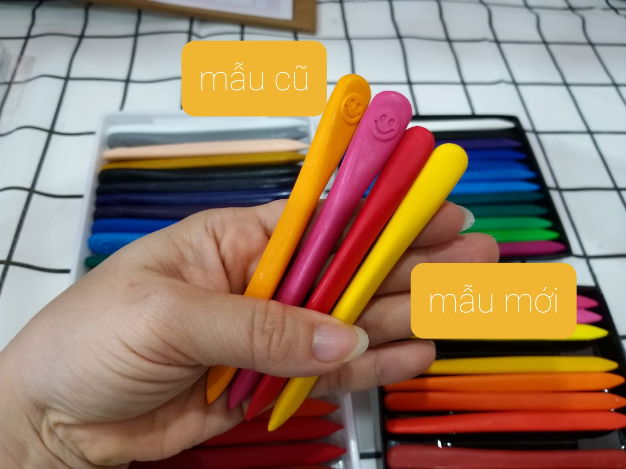Bút sáp màu hữu cơ cho bé, loại 24 màu đuôi trơn con chim 2 khay ,và 18 màu đuôi mặt cười con nai 1 khay