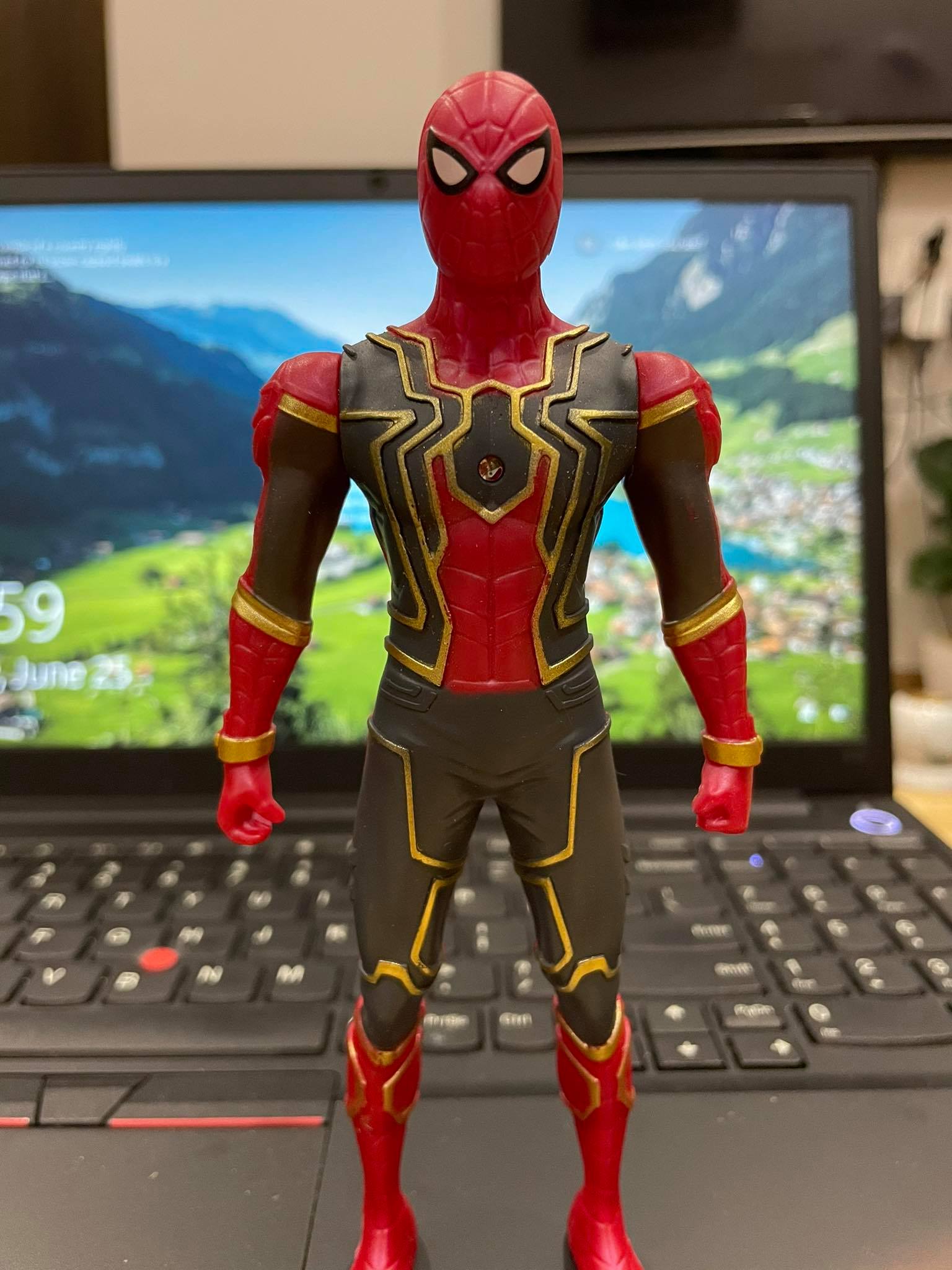 Mô hình người nhện Spider Man phiên bản Avengers đèn led cao 18cm