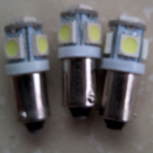 BÓNG LED 5 HƯỚNG 12VDC/AC ĐUÔI GÀI 9MM BA9S  MÀU TRẮNG