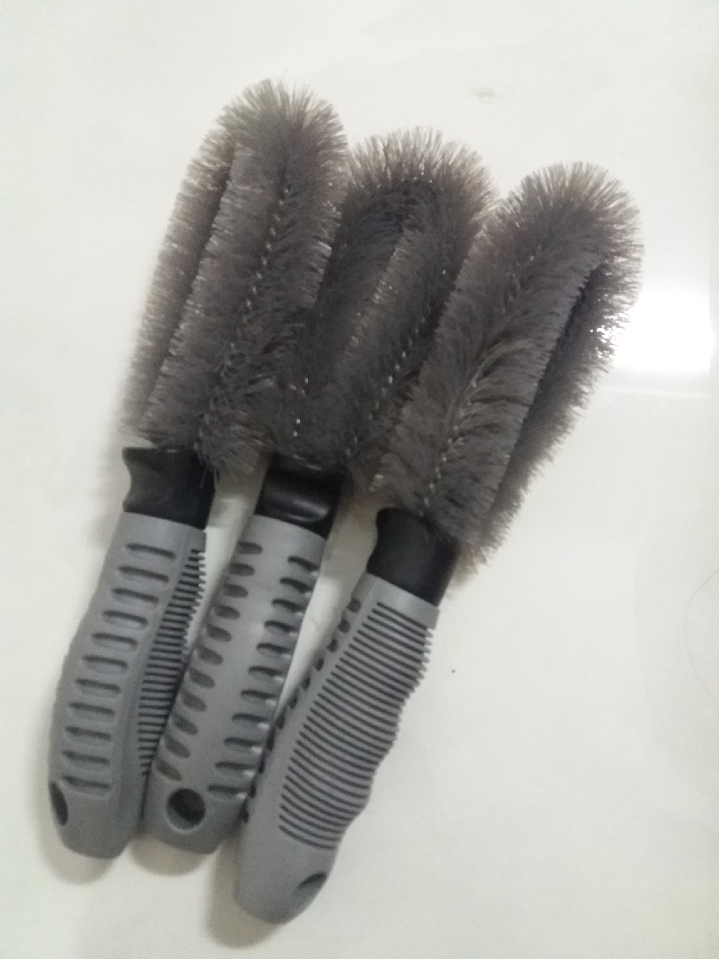 Chổi cọ rửa xe hơi tay cầm thẳng - có những sợi dài nhằm quét sạch những bụi bẩn từ những khe ăn sâu giúp bánh xe bám trên đường, tránh tình trạng trơn trượt và đảm bảo an toàn hơn cho người dùng