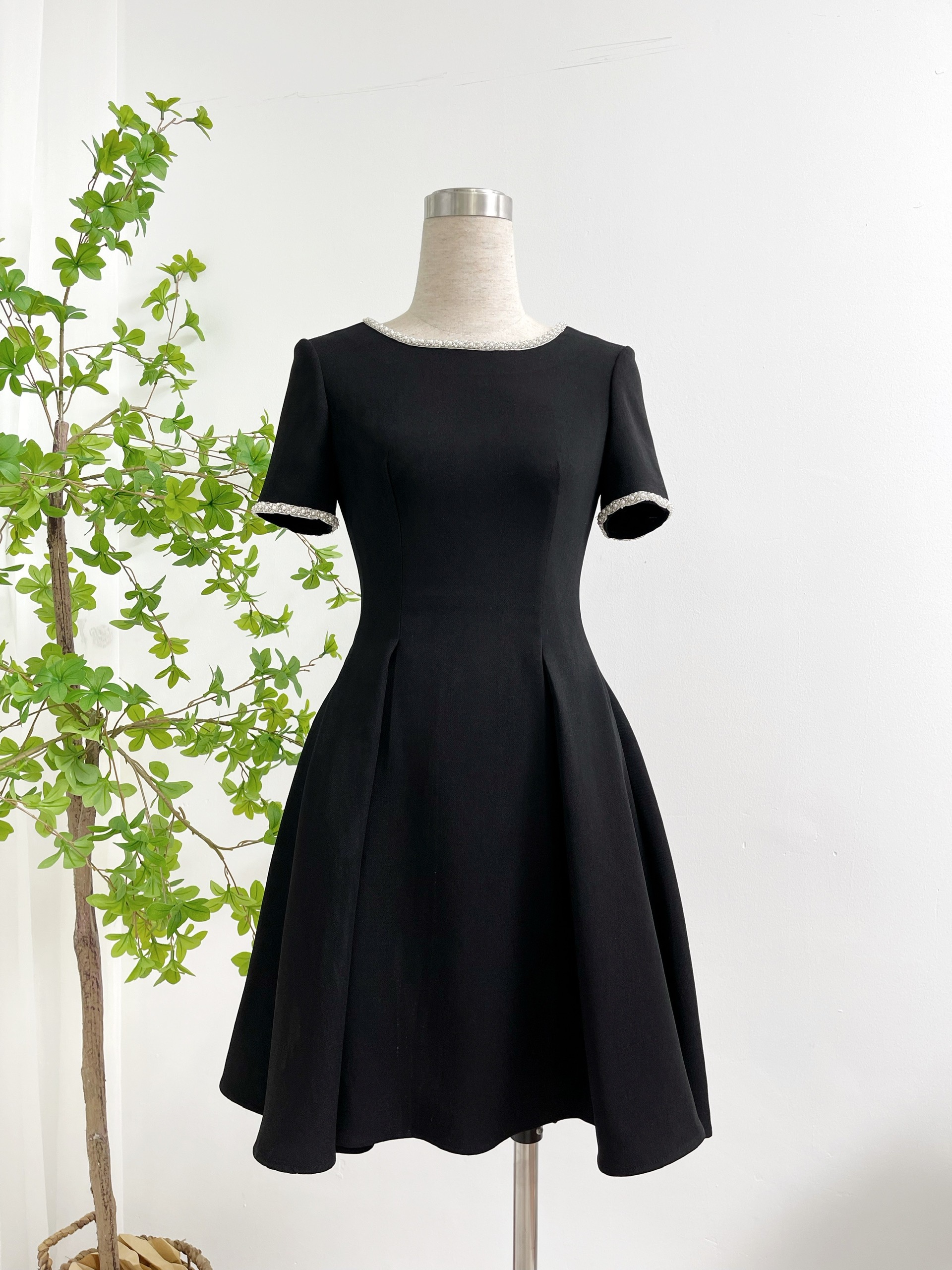 Váy Jasmin MyAnn đen basic kết hợp với viền đá cao cấp, sang chảnh