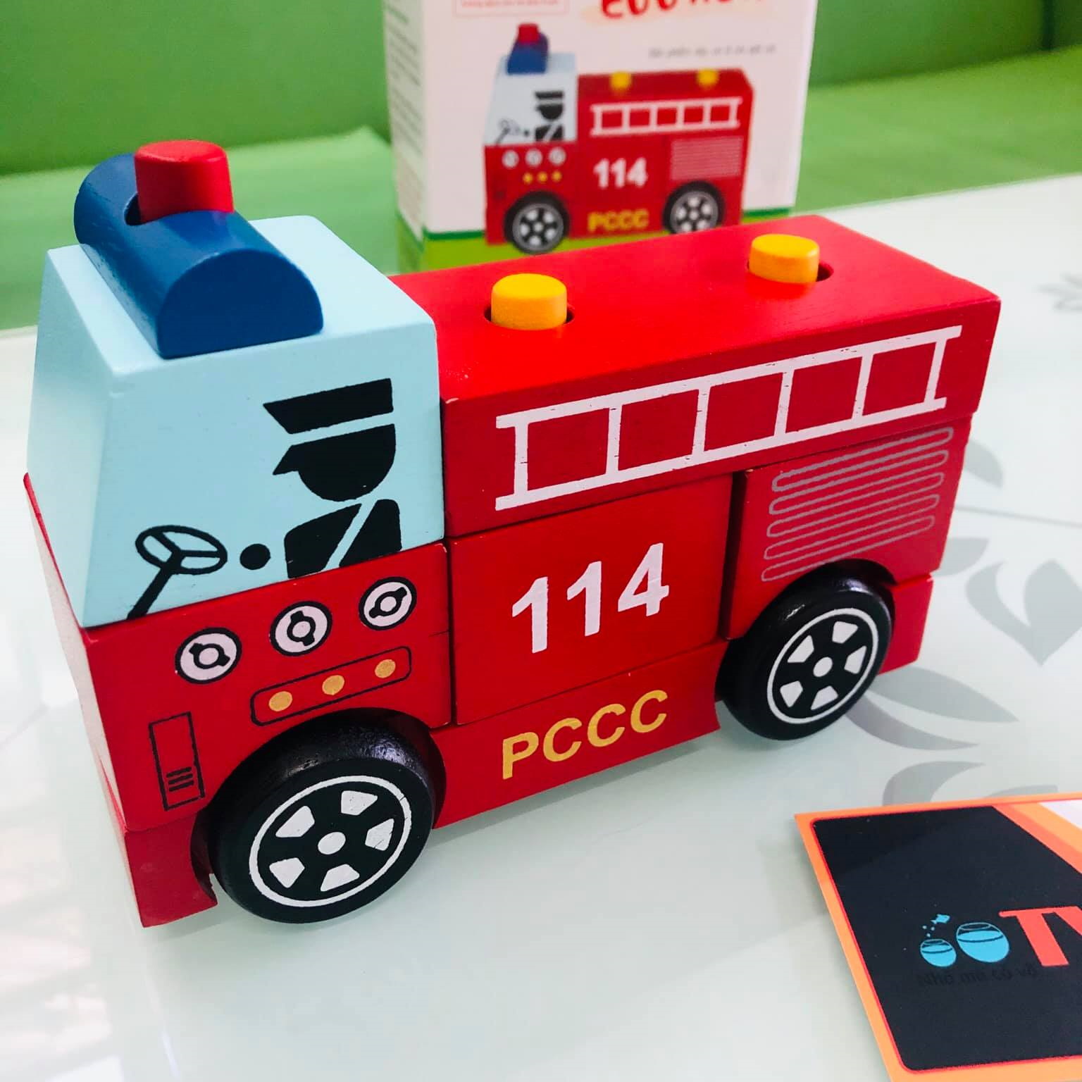 Xe cứu hộ giao thông là một trong những đồ chơi được các bé yêu thích và cũng giúp bé học tập về phương tiện giao thông. Hình ảnh về đồ chơi lắp ráp xe gỗ này sẽ mang đến cho bé những giờ phút thư giãn và giúp bé phát triển tư duy một cách tích cực.