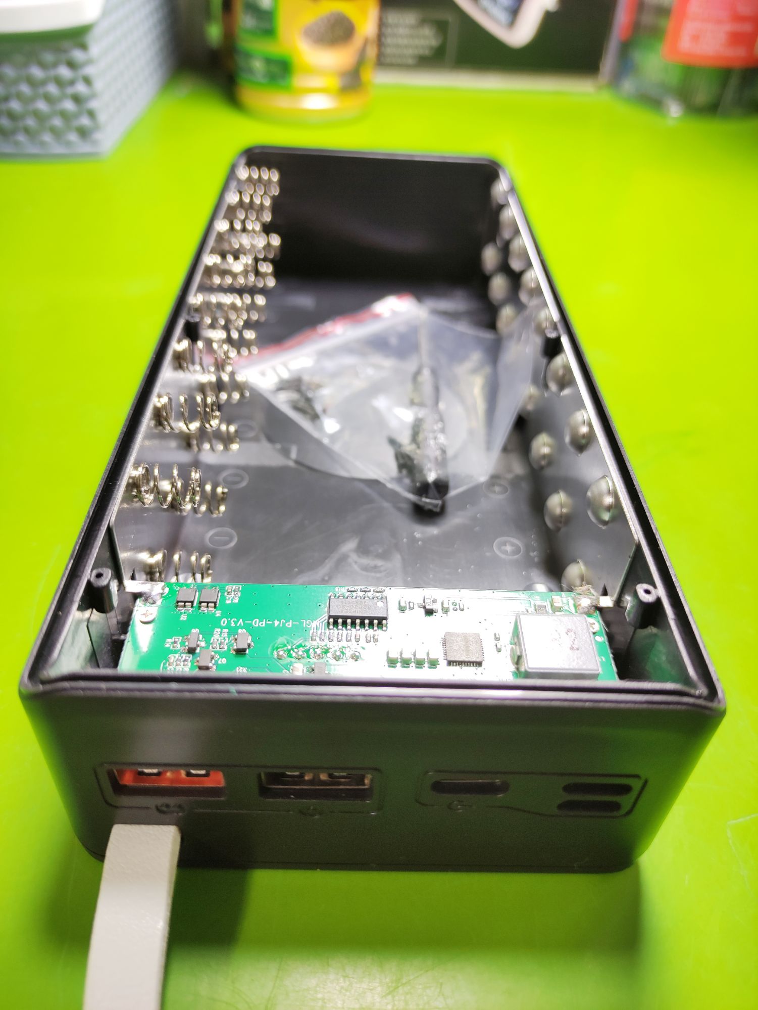 Box sạc dự phòng 16 cell 18650 sạc nhanh QC 3.0 3 cổng vào micro USB Type-C lightning dây da cao cấp