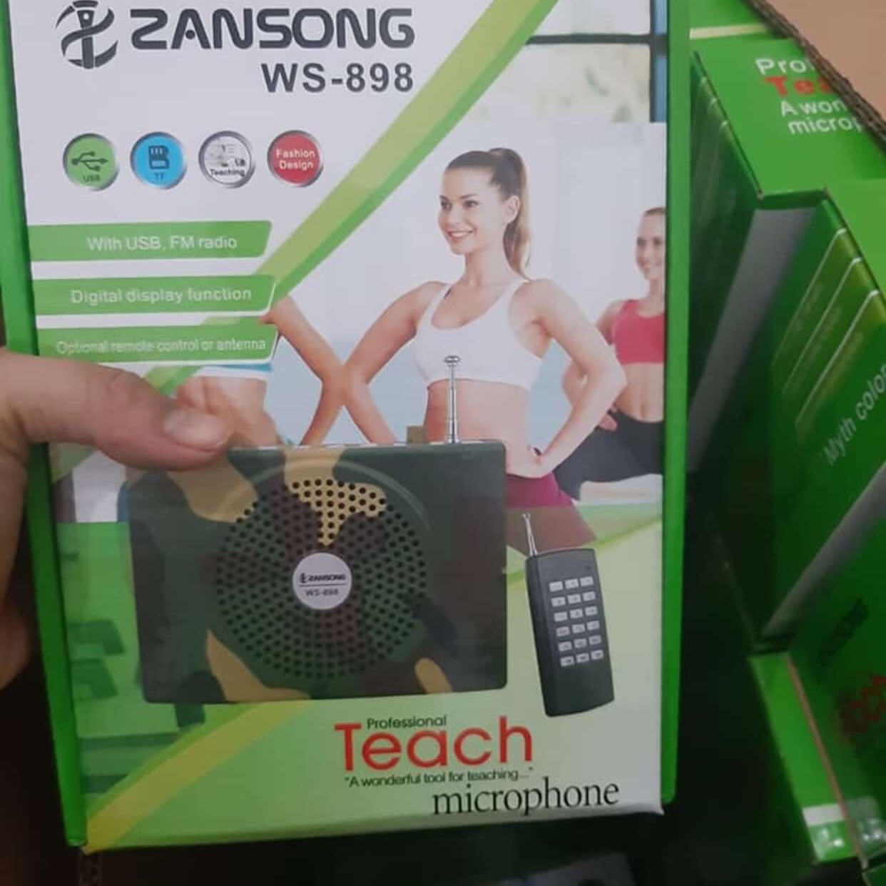 Loa ws 898 bao gồm :thẻ tiếng chim các loại ,tai nghe , cục sạc ,túi xách , điều khiển từ xa ,blutut ,điều khiển cách 200m ,kết nối hát karaoke nghe nhạc thỏa thích