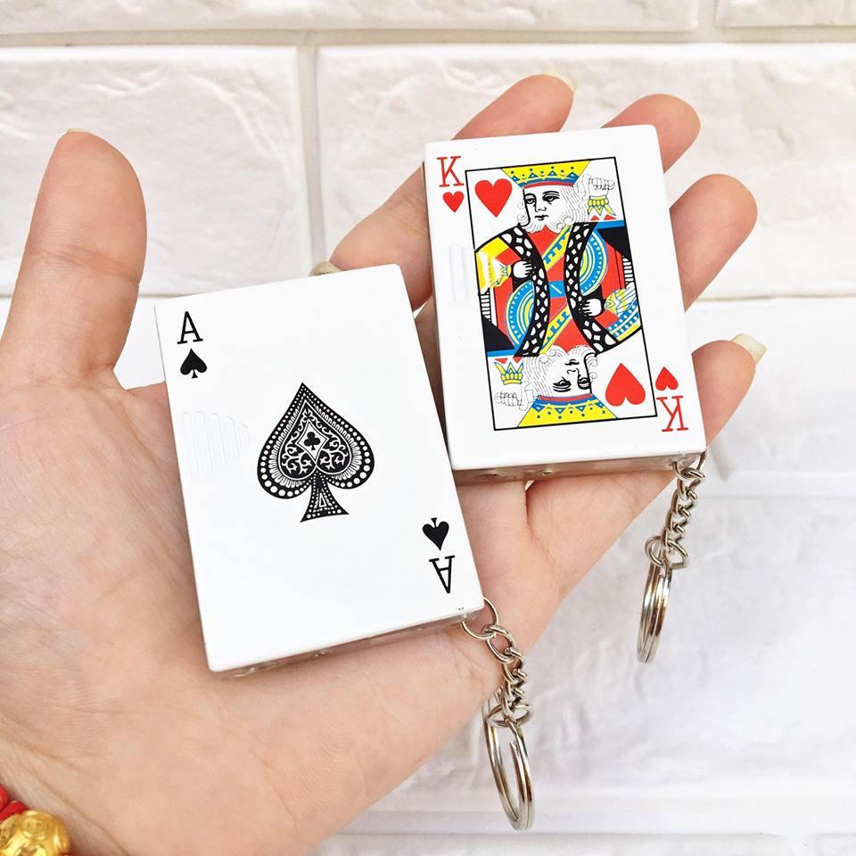 BẬT LỬA KHÈ, MÓC KHÓA HÌNH LÁ BÀI (CÓ ĐÈN LED NHẤP NHÁY KHI QUẸT)